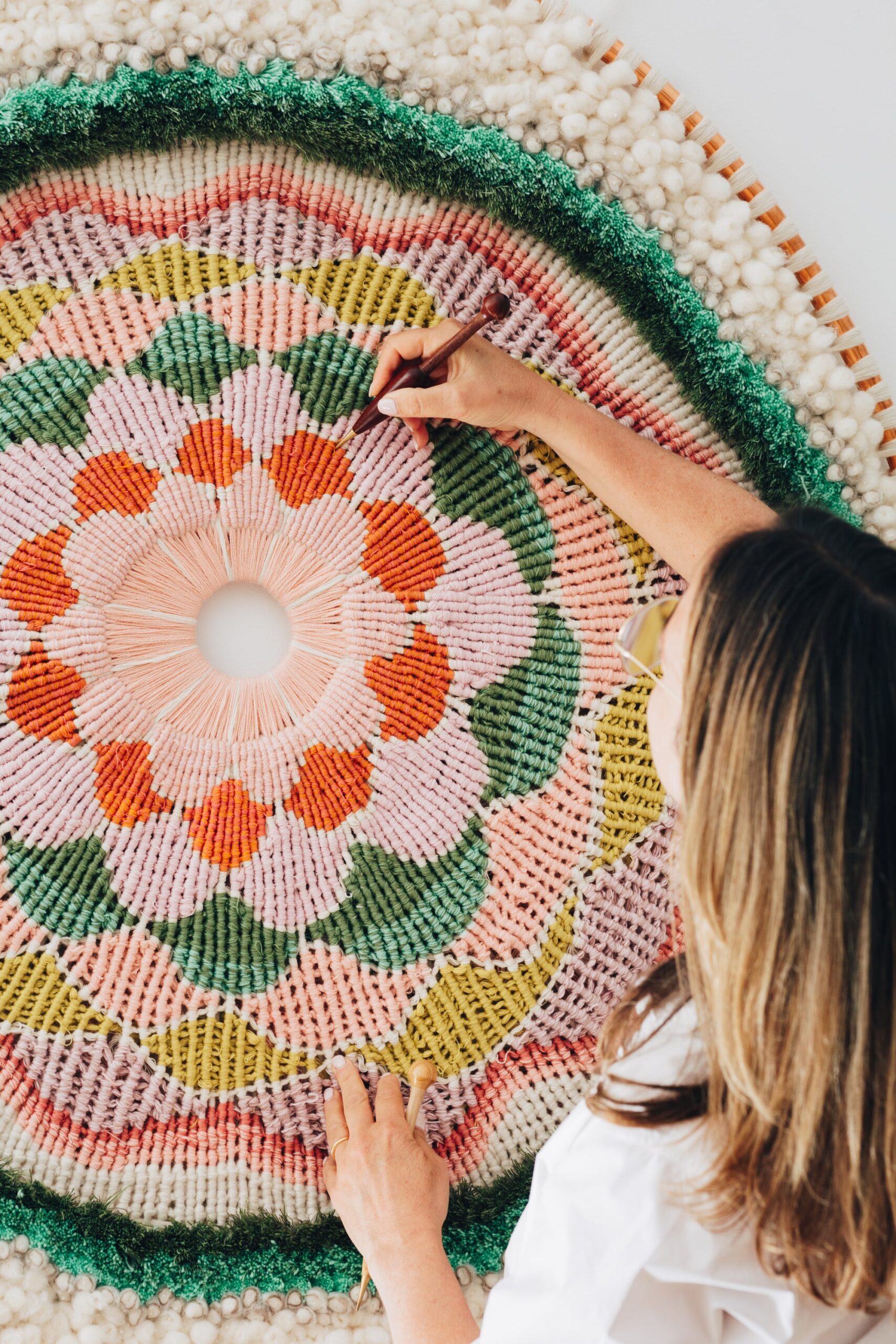 tammy kanat diseñando sus tapices de telar en fibras naturales