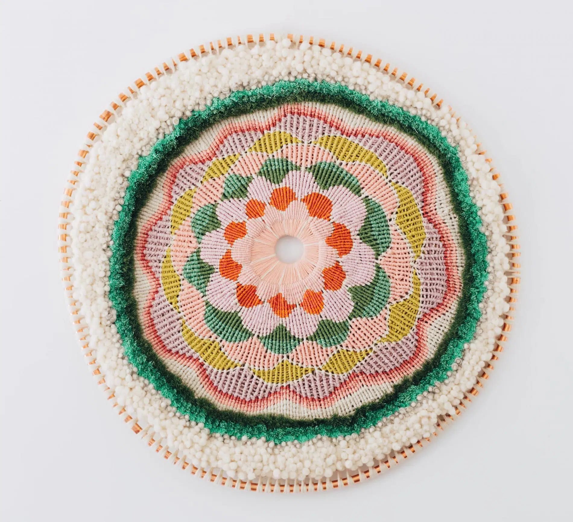 tapices tejidos con fibras naturales de tammy kanat diseños de colores