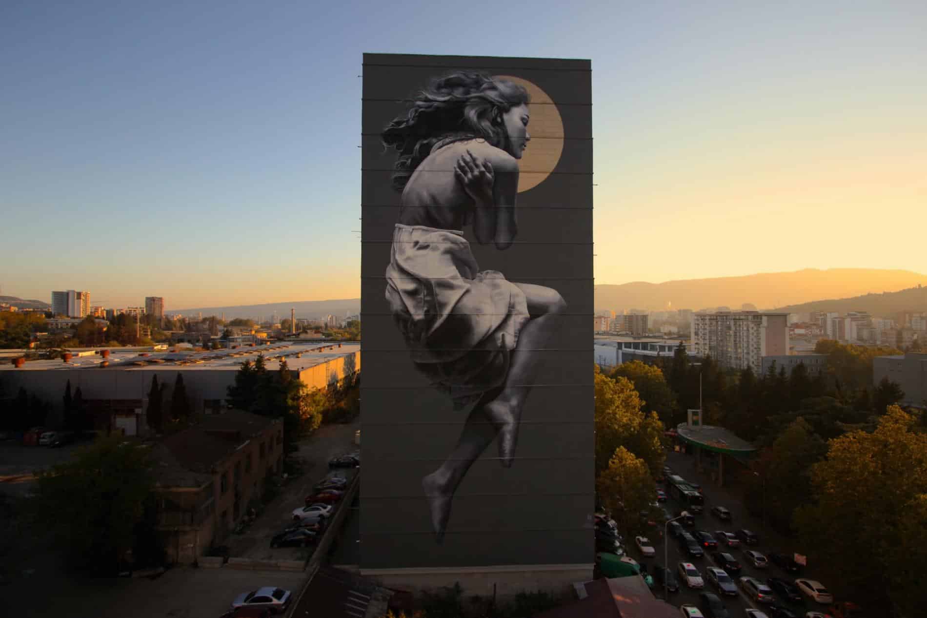 tbilisi mural fest gran mural de mujer en un gran edificio por JDL