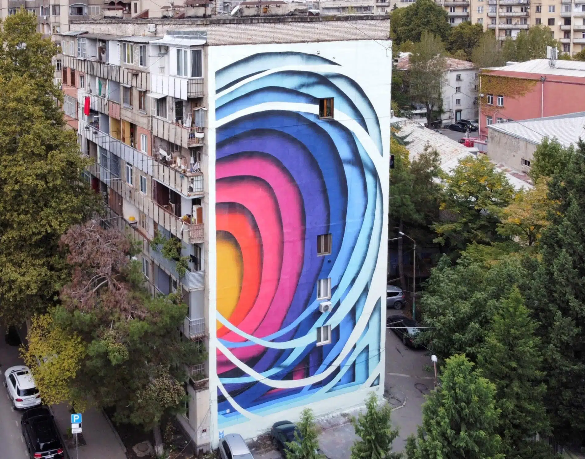 tbilisi mural fest, mural de ilusion optica com,o papel recortado de colores de 1010