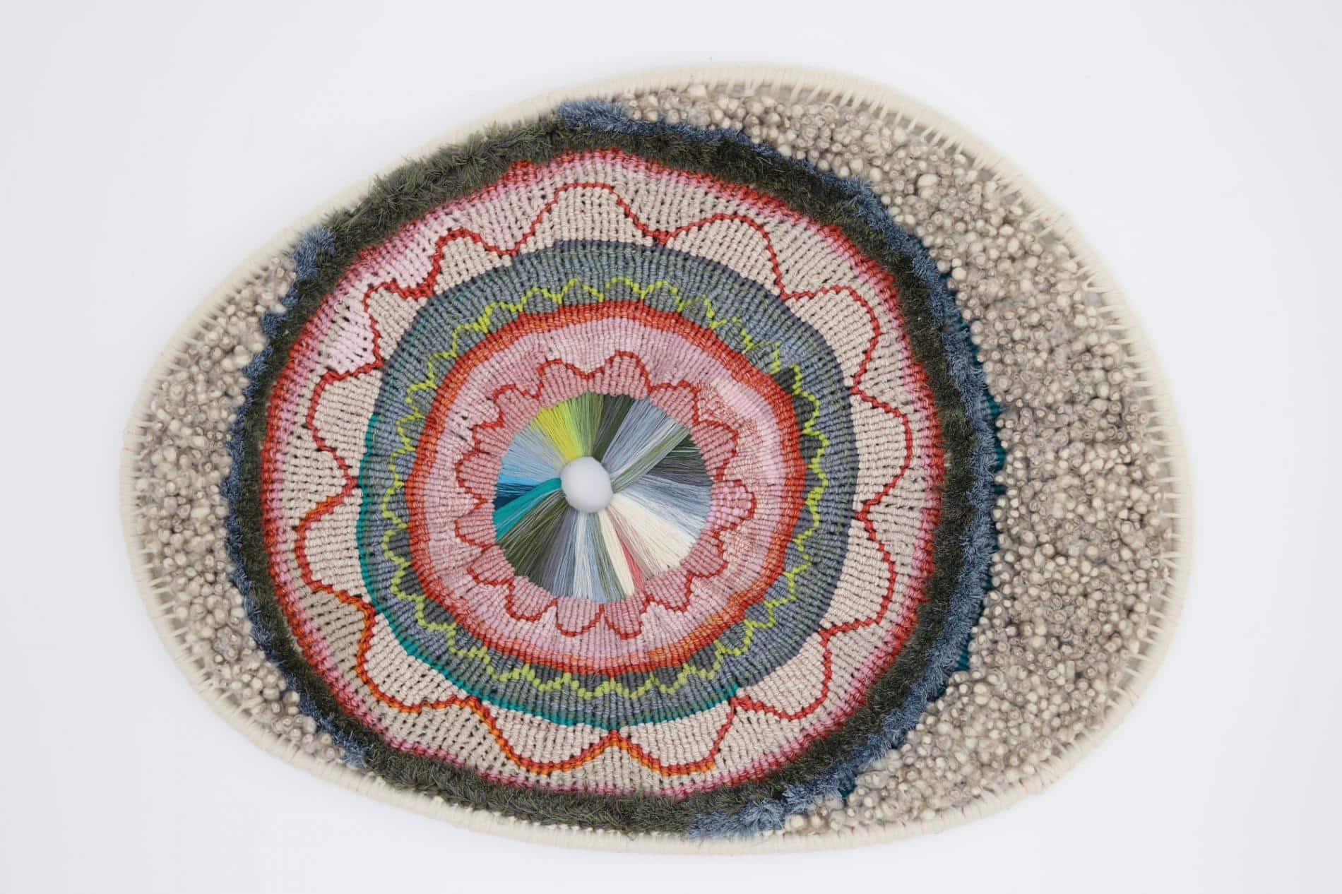 telares tejidos con fibras naturales de colores por tammy kanat