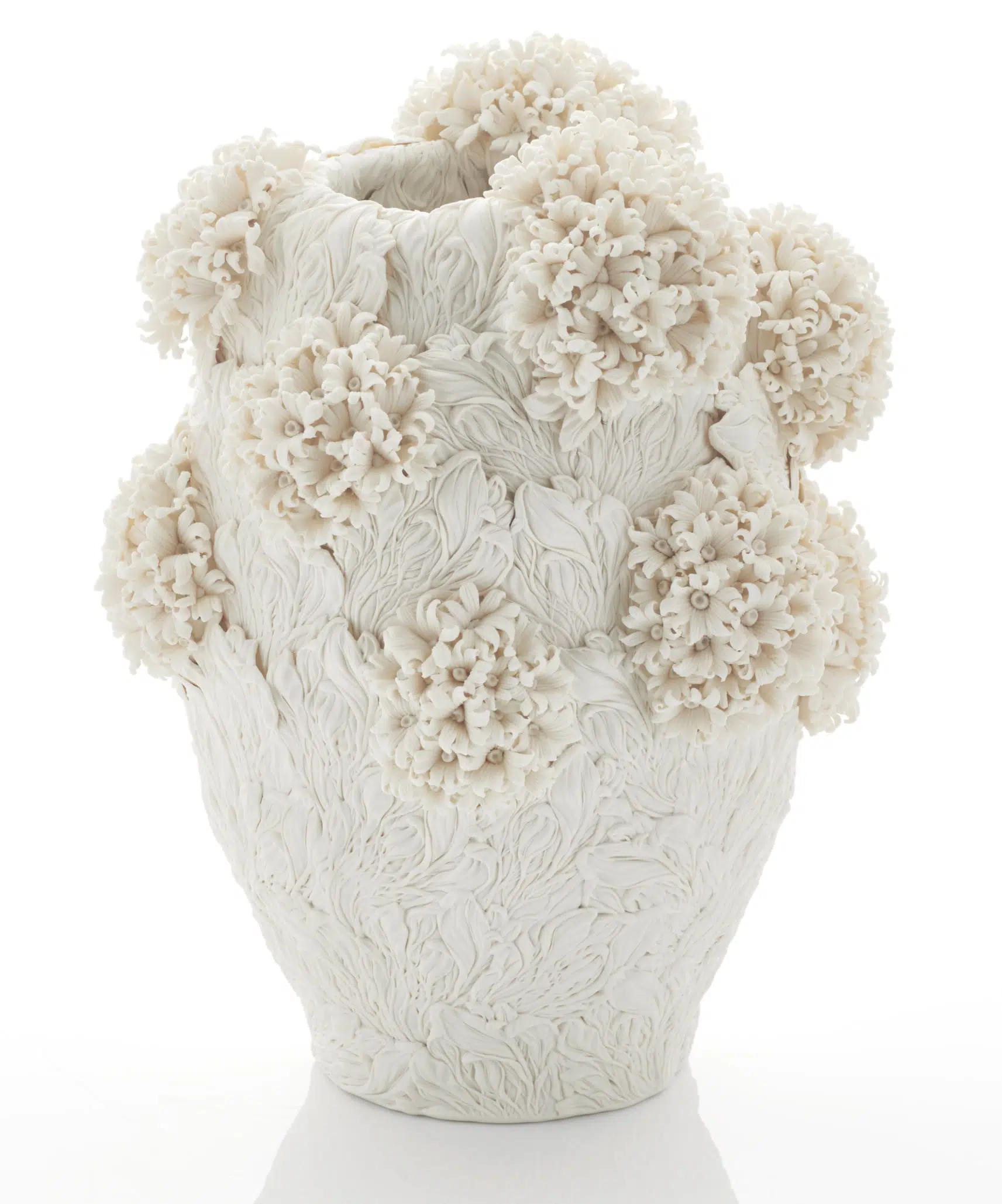 vasija de porcelana detallada cpn motivos botanicos en monocromia por hitomi hosono