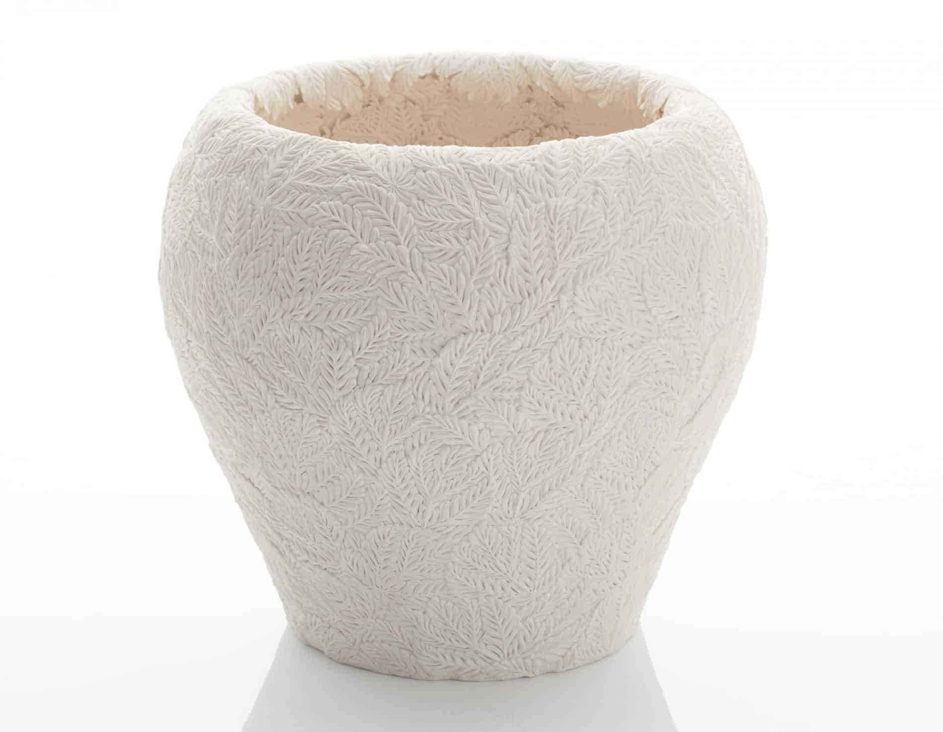 vasija de porcelana pequeña con detalles menores por la artista hitomi hosono