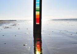 vidrio en colores de arcoiris y madera en el mar con luz de atardecer