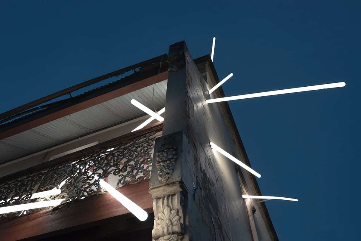Ian Strange casa iluminada intervencion arquitectonica lineas de perspectiva con luz