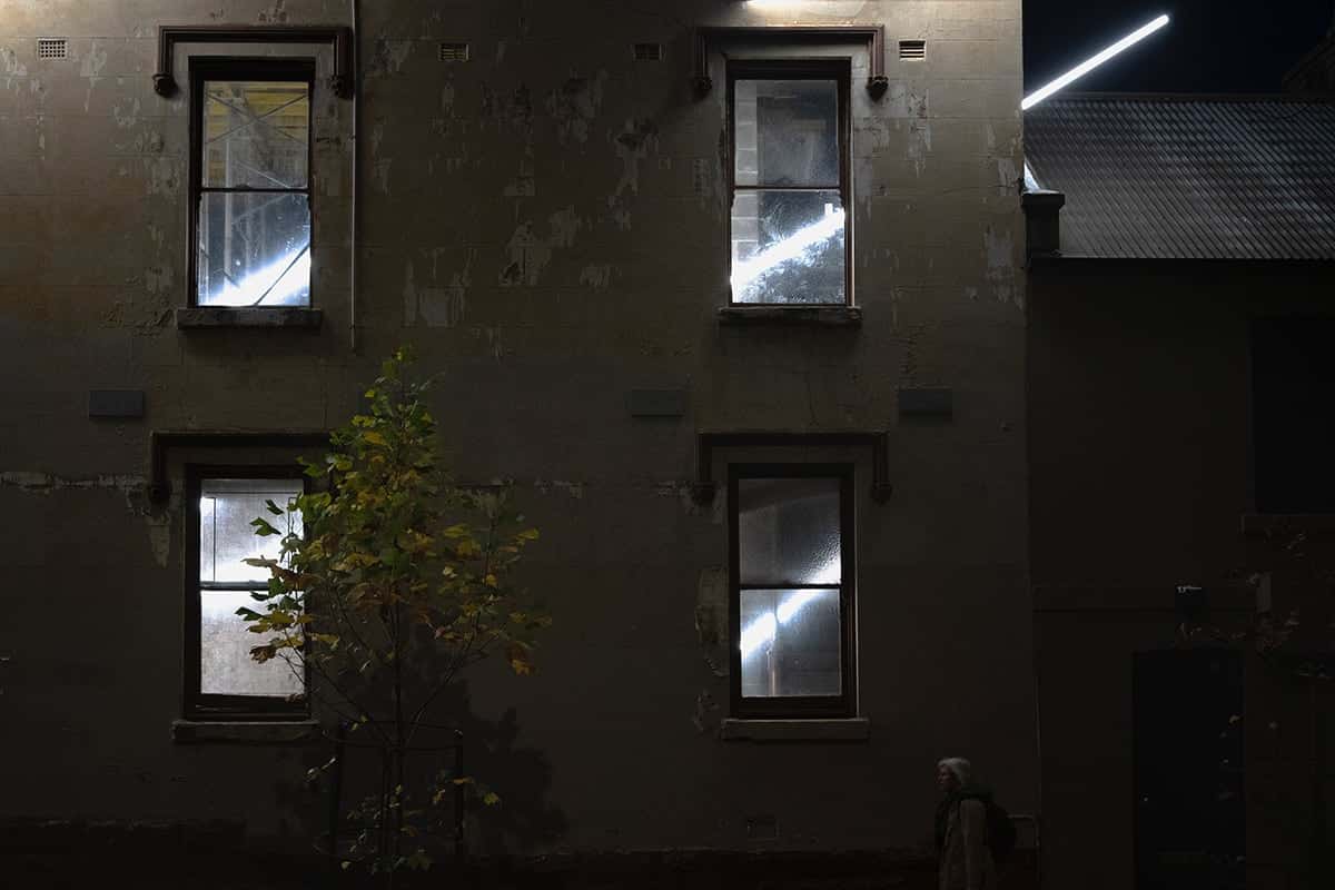 Ian Strange casa iluminada intervencion arquitectonica luces interiores vistas desde afuera