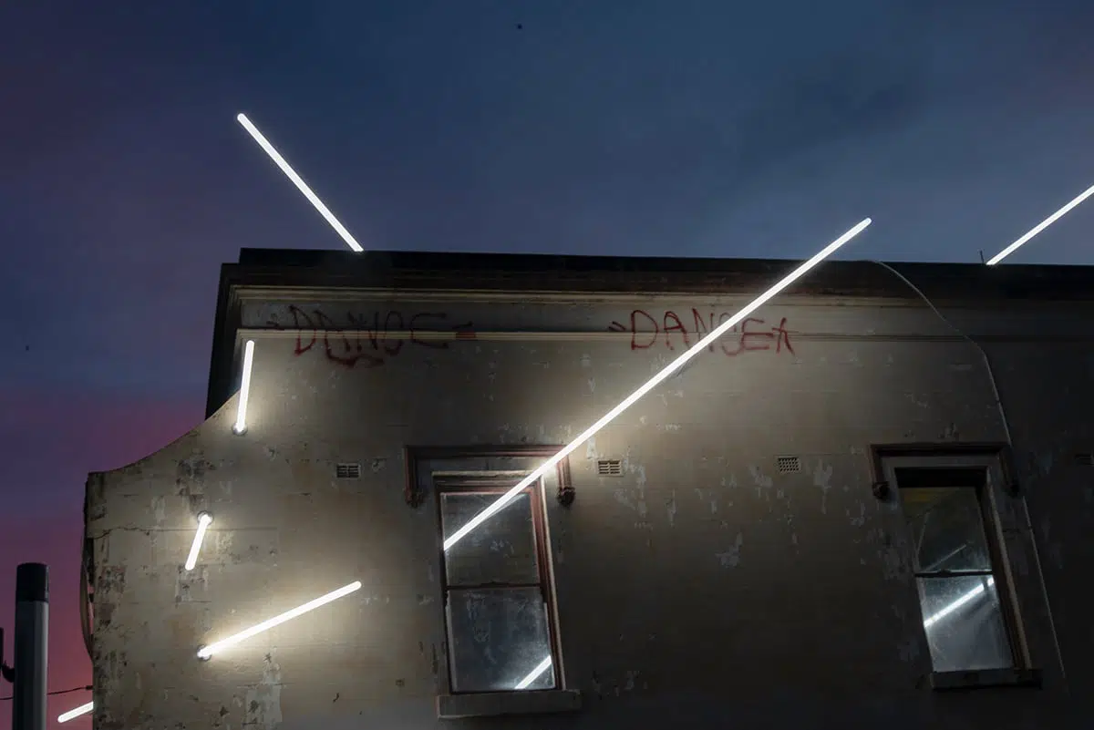 Ian Strange casa iluminada intervencion arquitectonica trozo de pared atravesada por luz