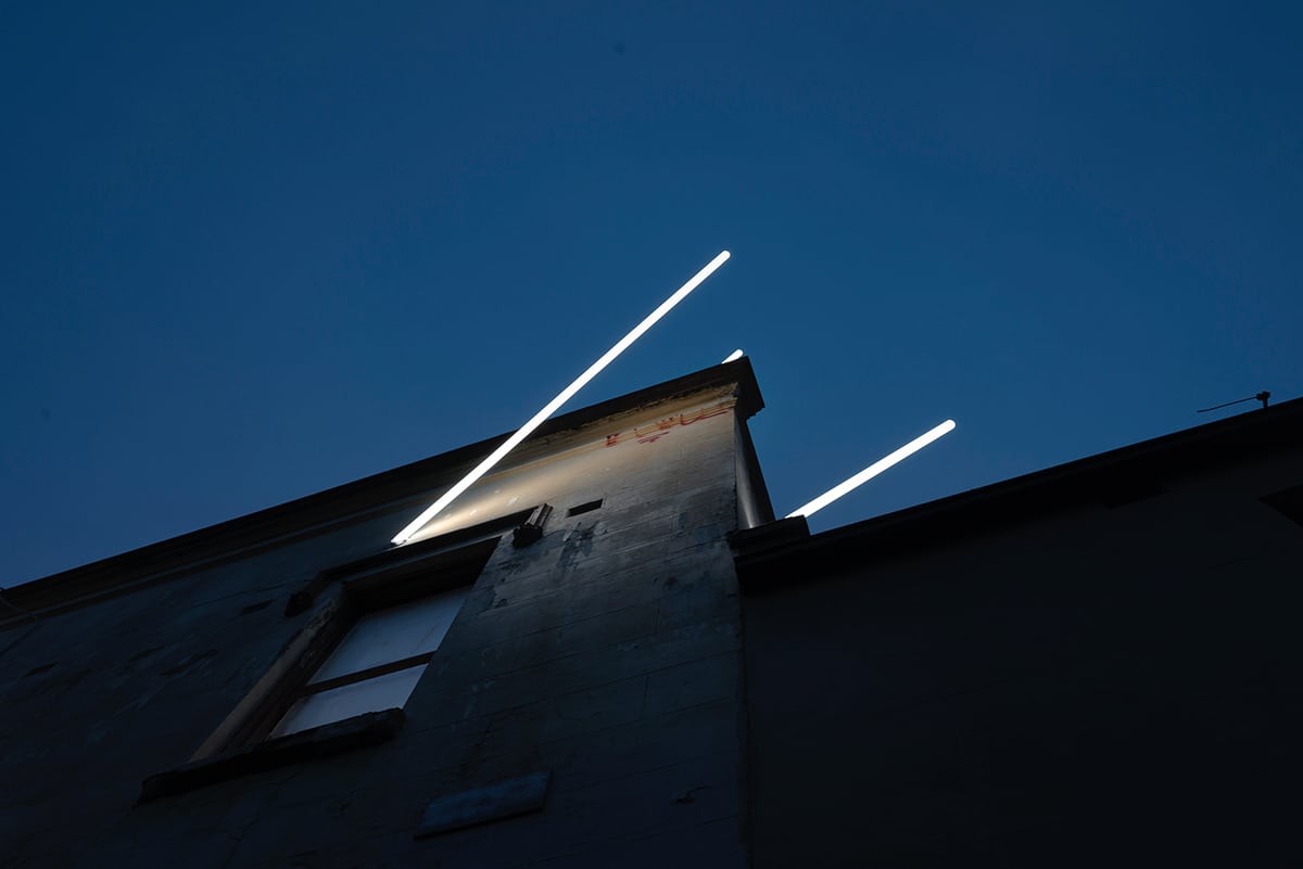 Ian Strange casa iluminada intervencion arquitectonica vista contapicado esquina techo
