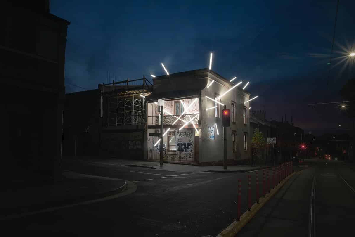 Ian Strange casa iluminada intervencion arquitectonica