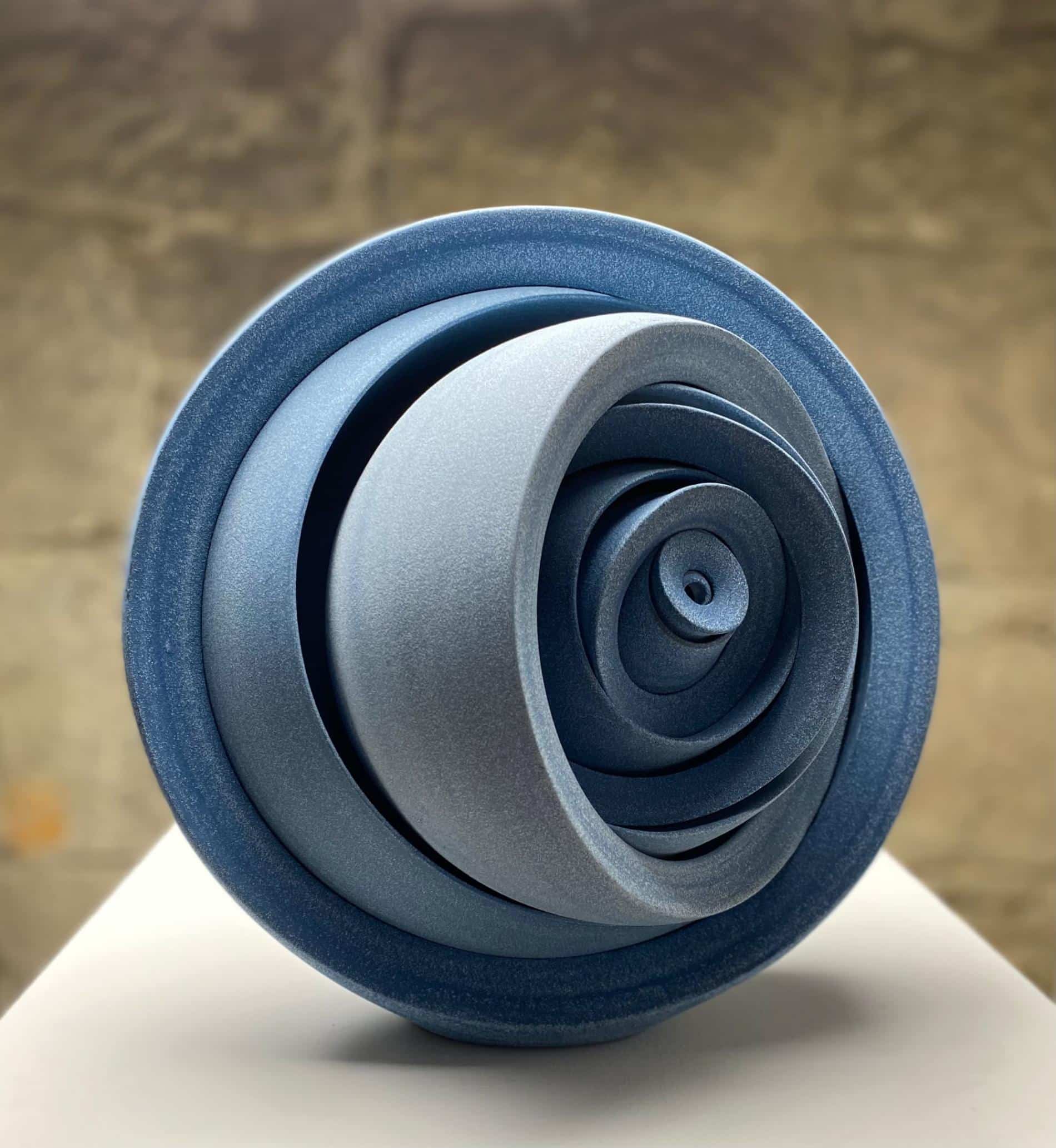 chambers escultura contemporanea con procesos tradicionales color azul tridimensional