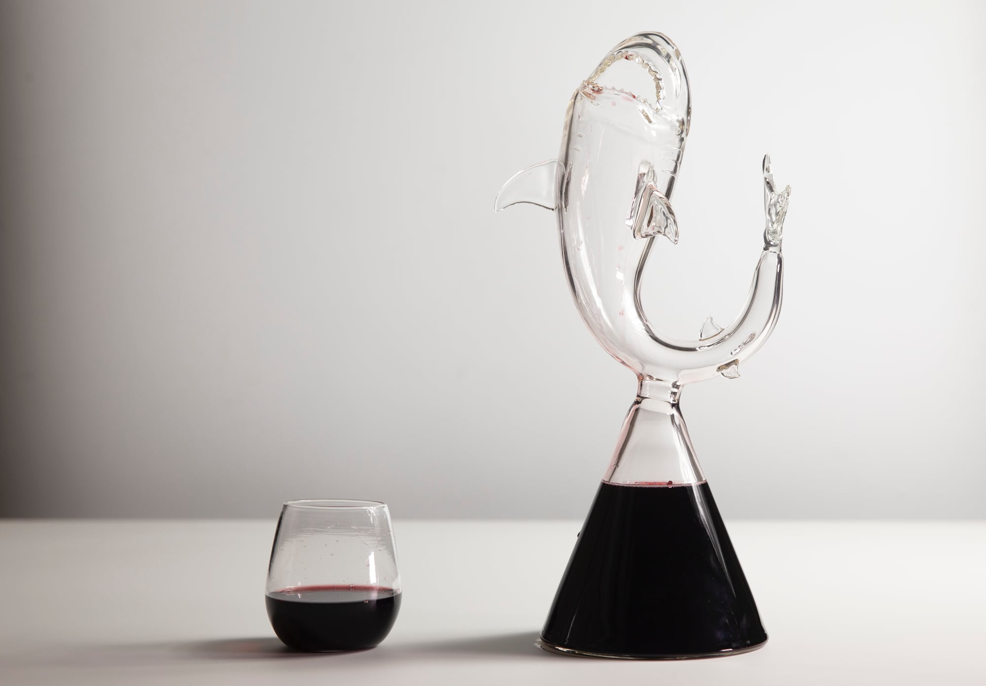 decantador de vino en vidrio tiburoncharlie matz detalle