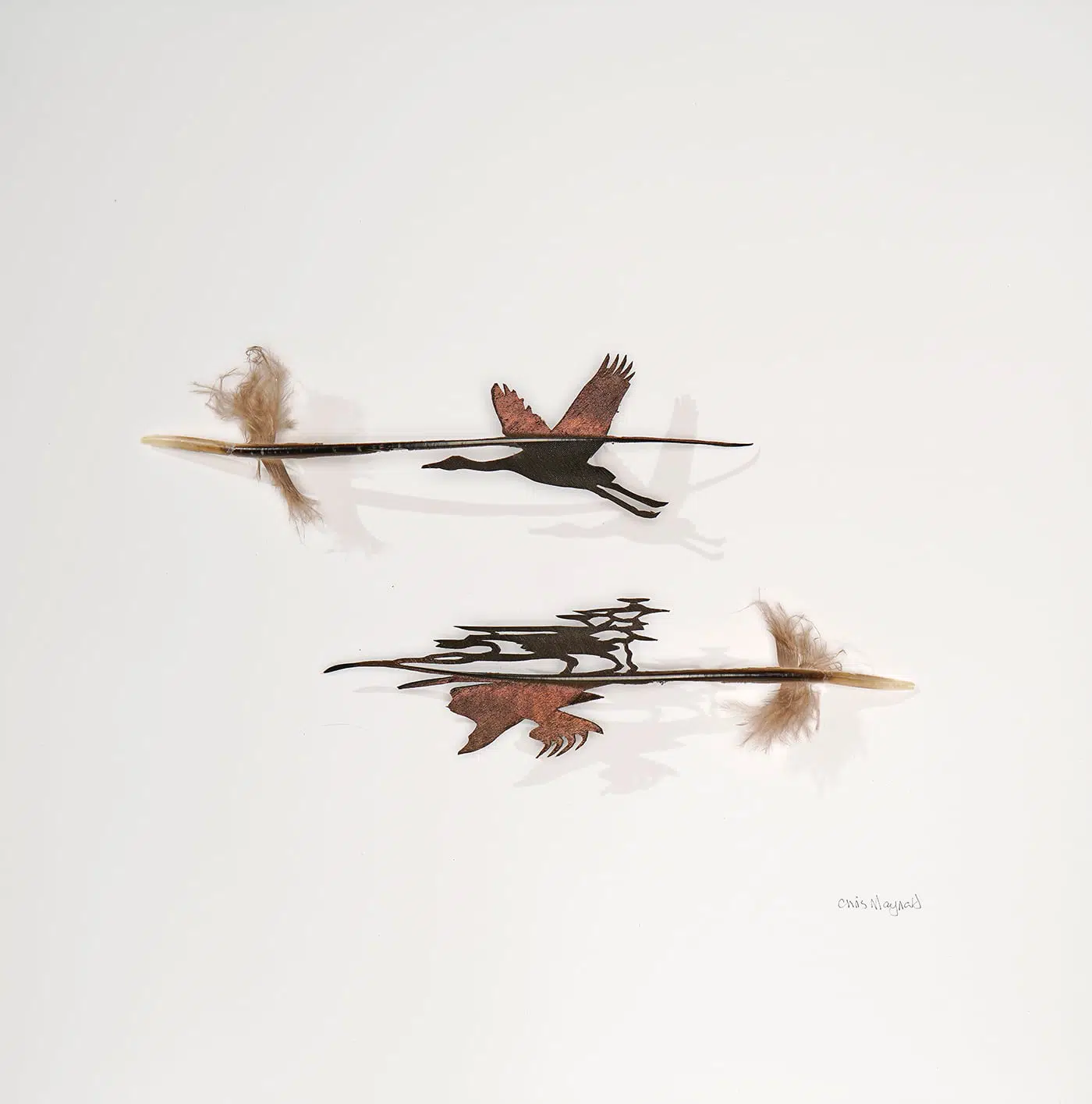 pequeños pasiajes tallados en plumas por el artista Chris Maynard
