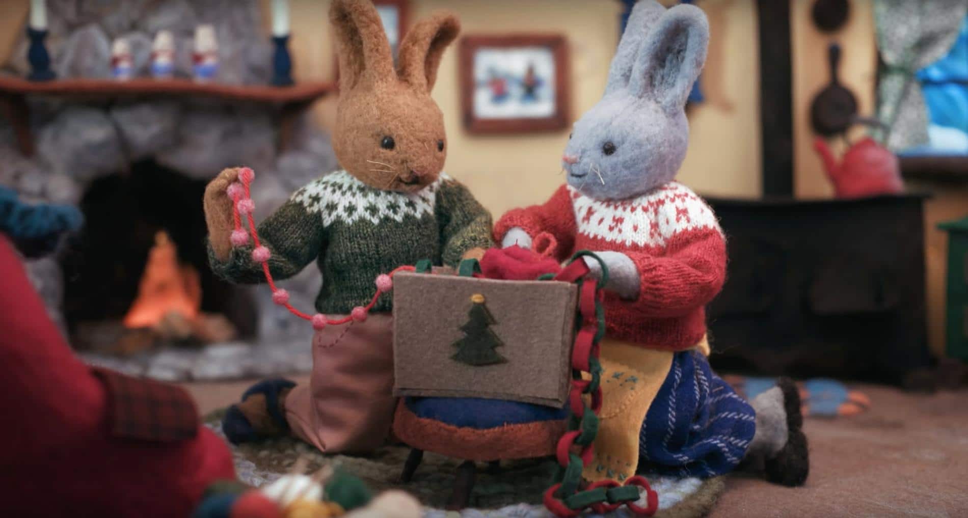 preparando la fiesta de navidad conejos de fieltro