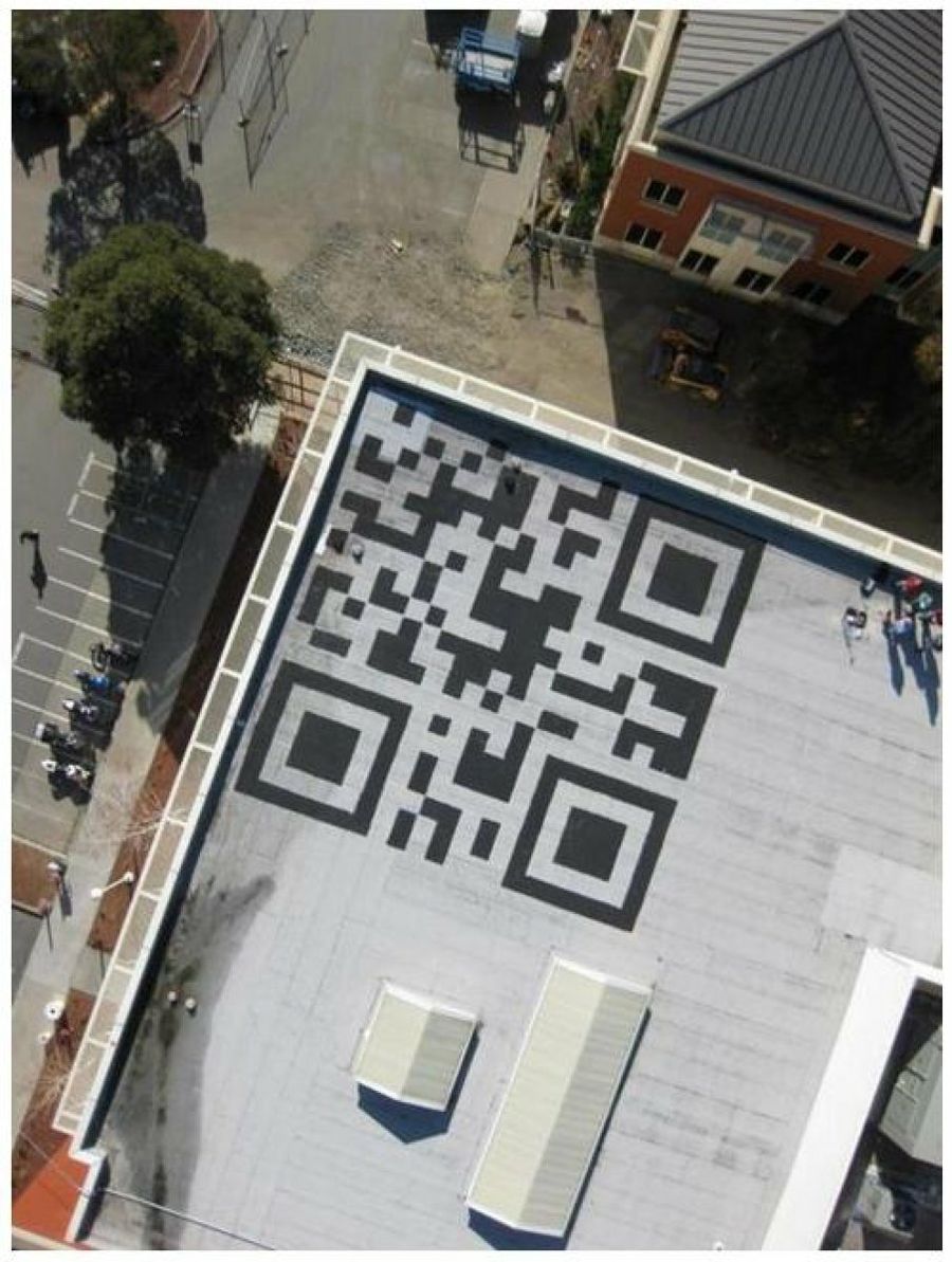 Código qr gigante en el techo de un edificio