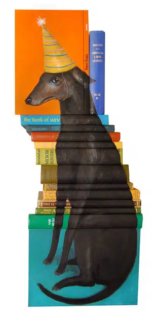 Mike Stilkey puntura y escultura con libros viejos perro con gorro