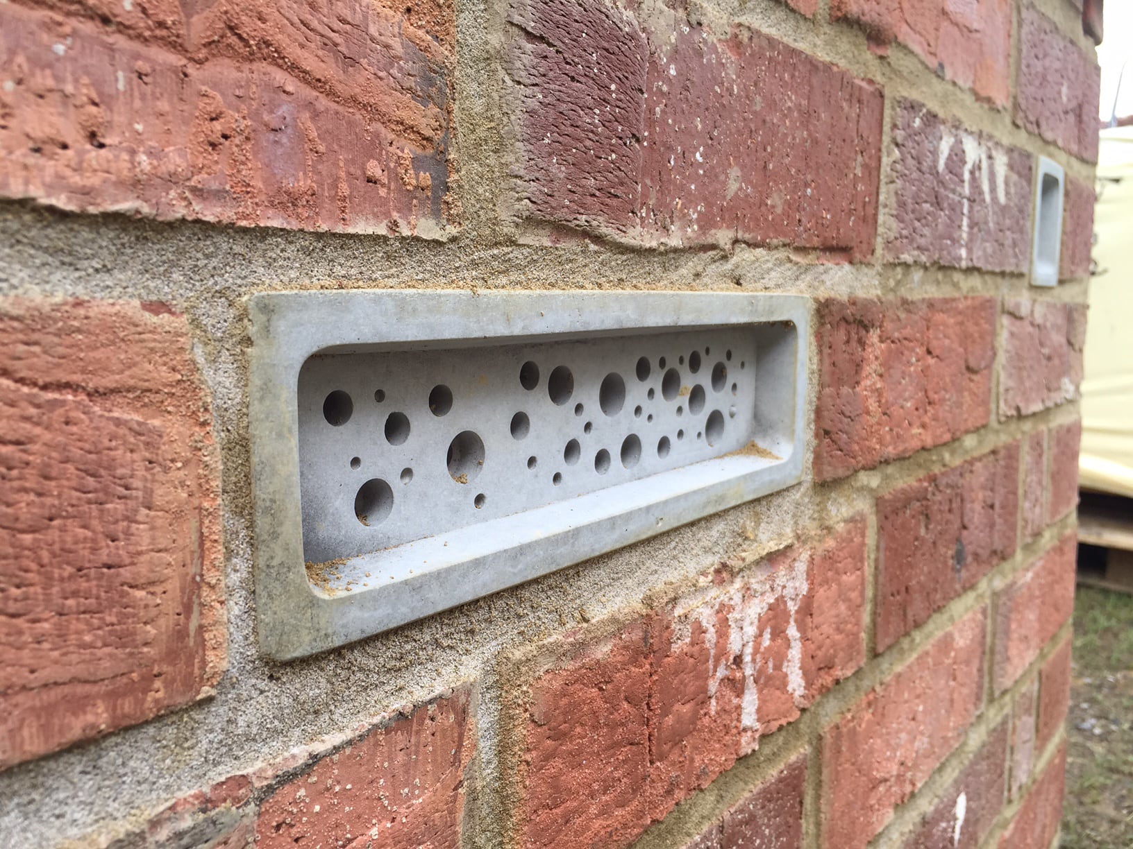 arquitectura diminta para dar hogar a las abejas solitarias green & blue ladrillo en la pared