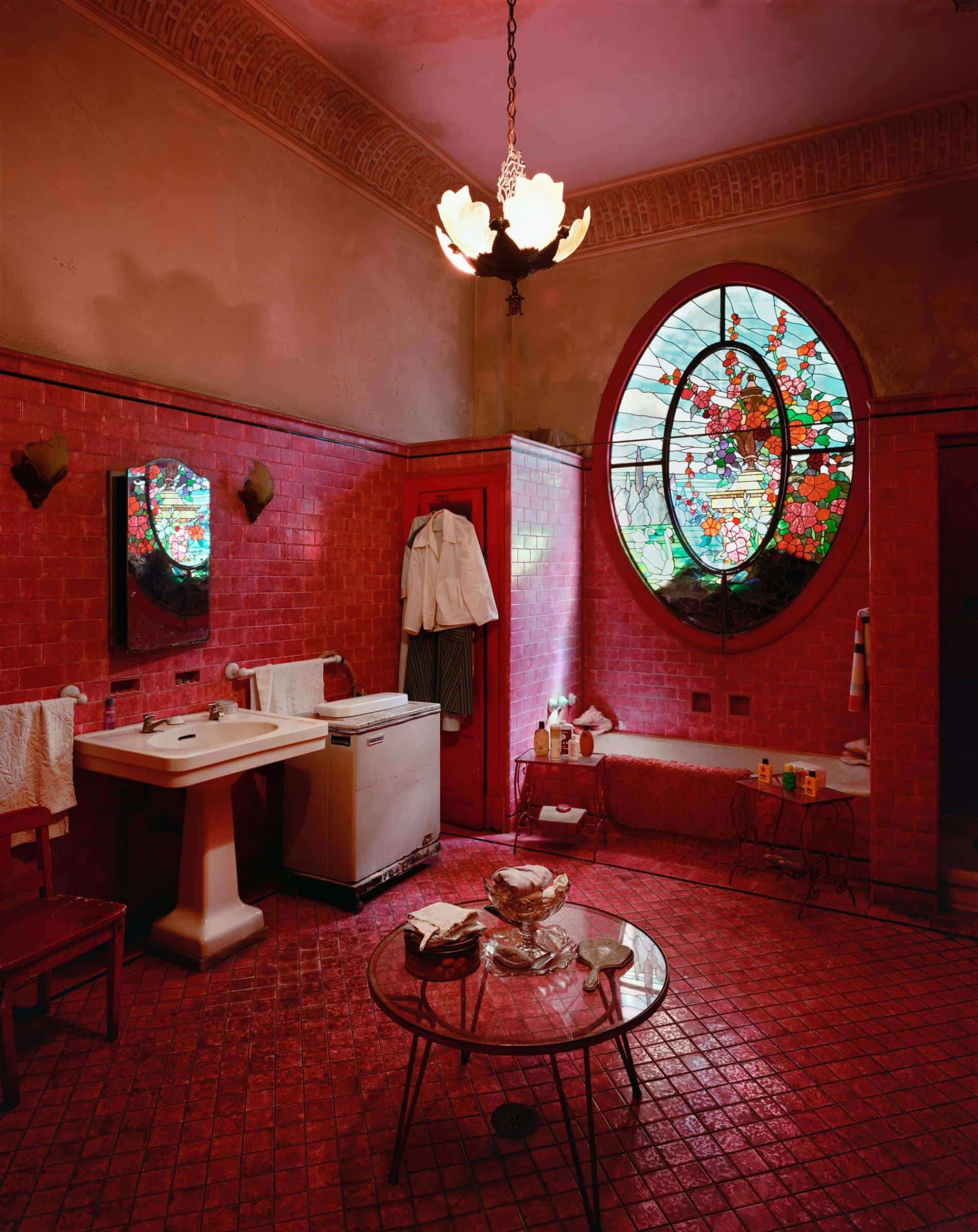 fotografia de andrew moore arquitectura de cuba final de los 90 baño rojo