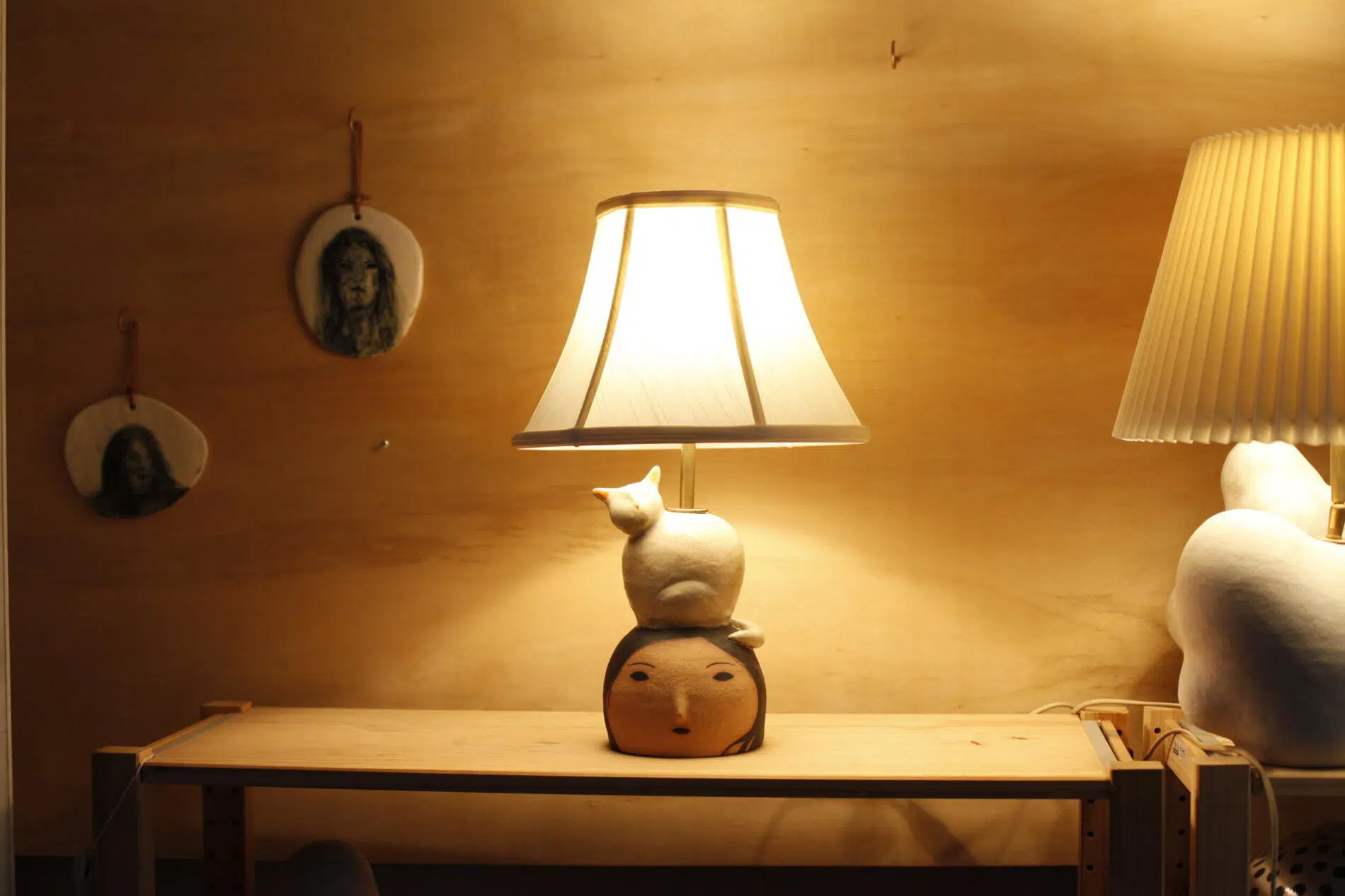 rami kim ceramista personajes en ceramica de uso funcional lampara cabeza y gato