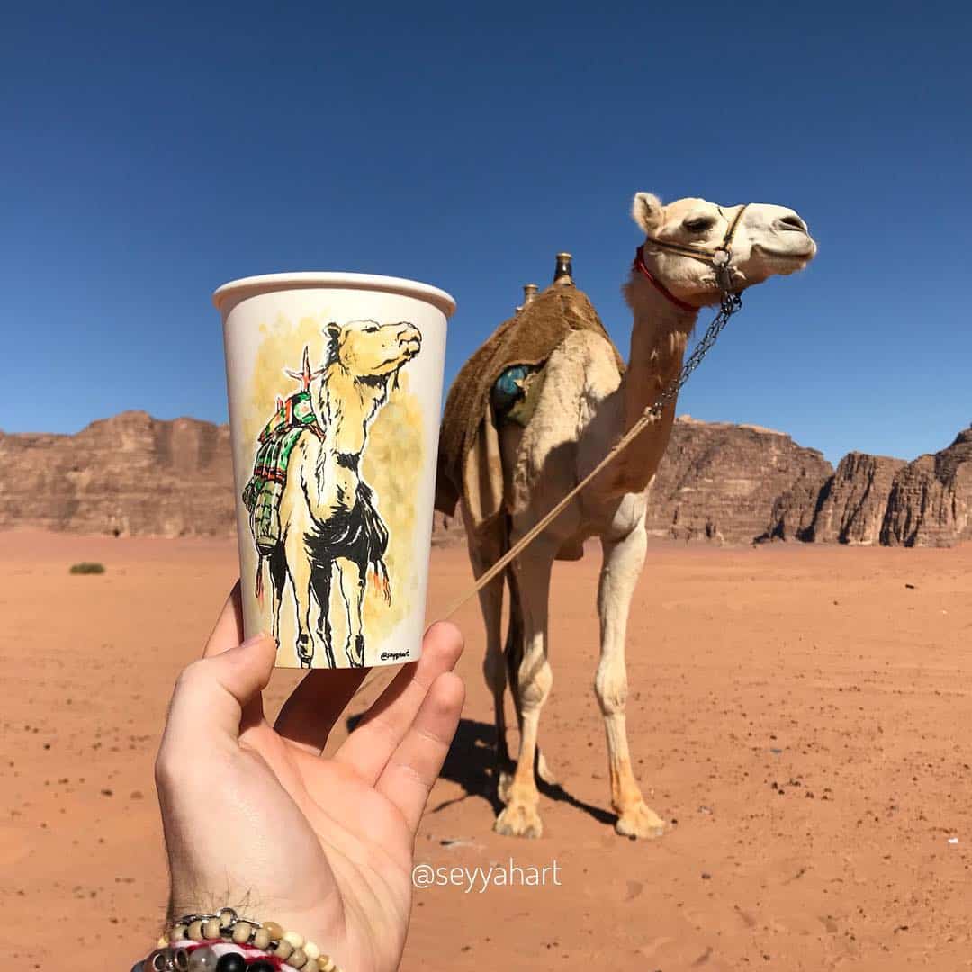 Berk Armagan artista viejero vasos de carton camello
