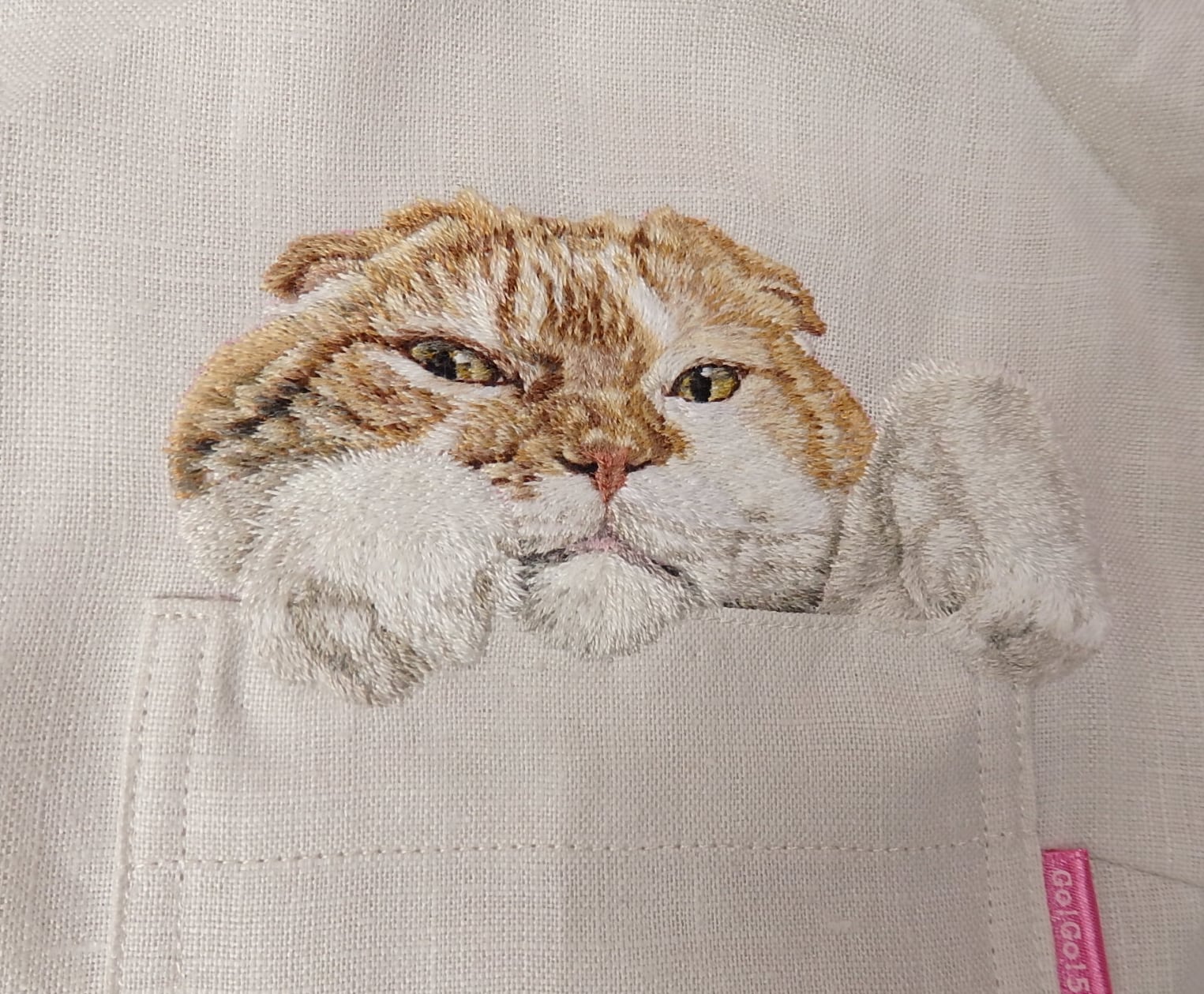 Hiroko Kubota gatos bordados sobre camisas en bolsillos