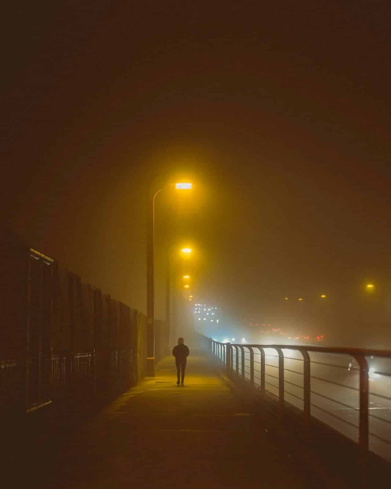 Joshua Singh fotografia callejera de san francisco niebla estacion noche puente