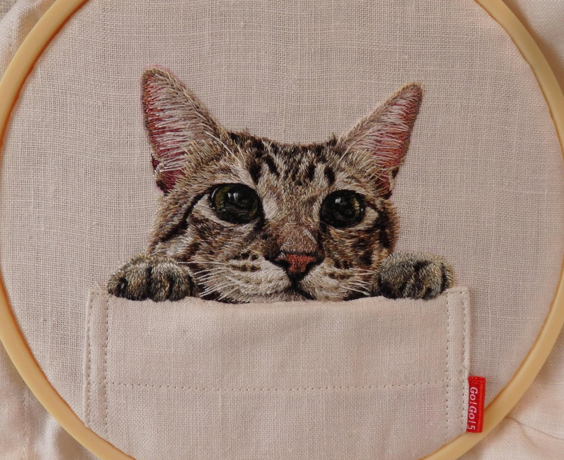 bordados de gatos sobre bolsillos por Hiroko Kubota