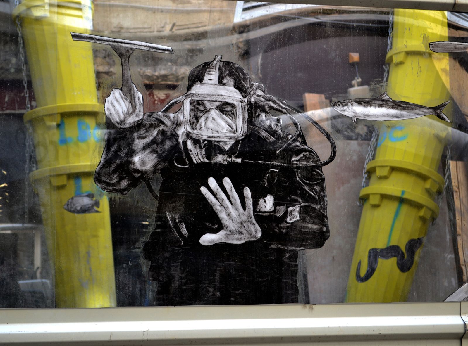 street art - levalet - vidrios