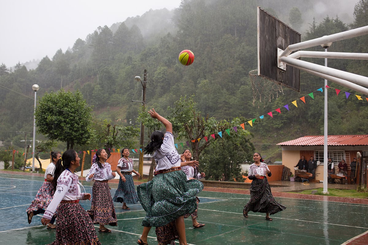 Chicas junado al baloncesto con ropa tradicional mexicana