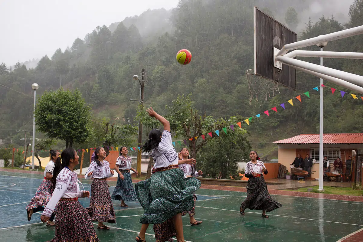 Partido de baloncesto en un pueblo rural de mexico