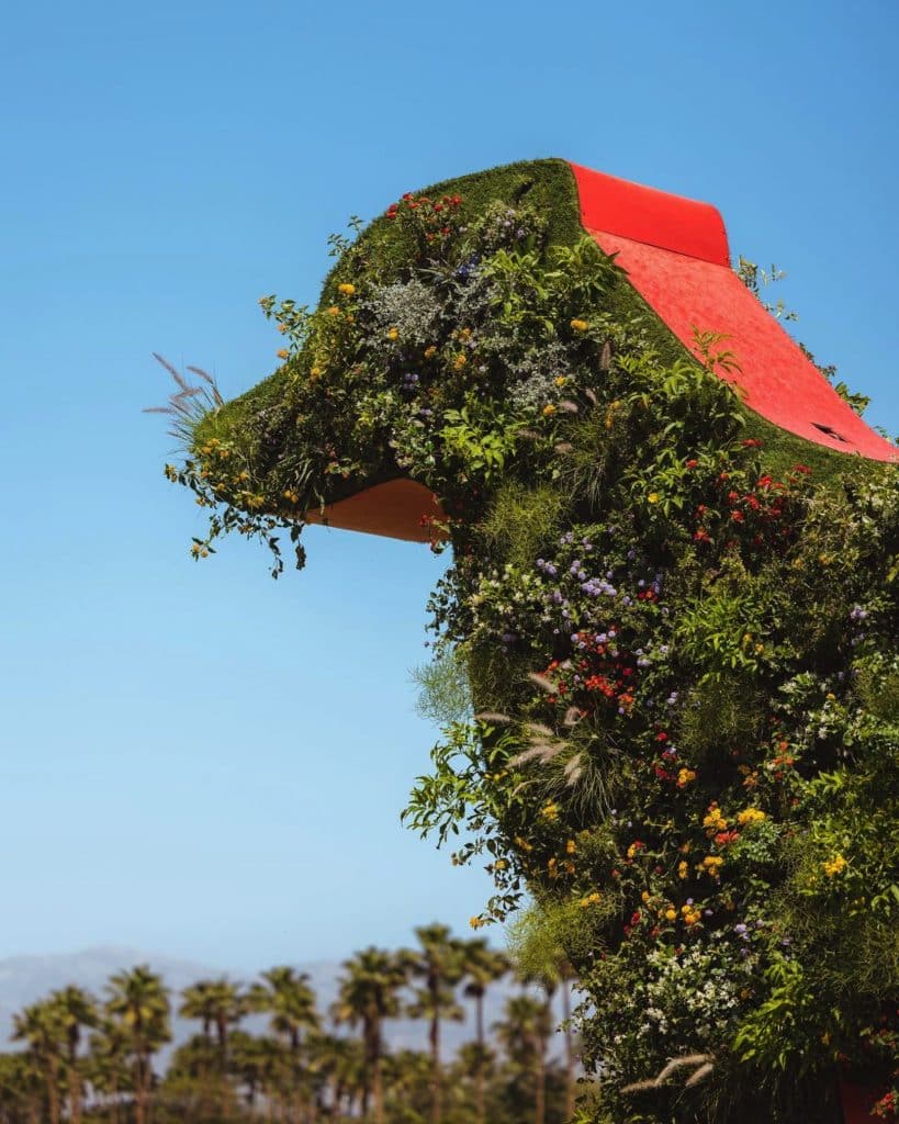 coachella espectra arquitectura d efimera perro jardin vertical