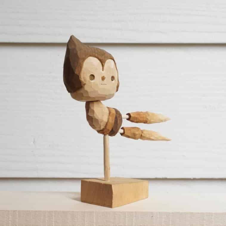 personajes hechos a manos en madera