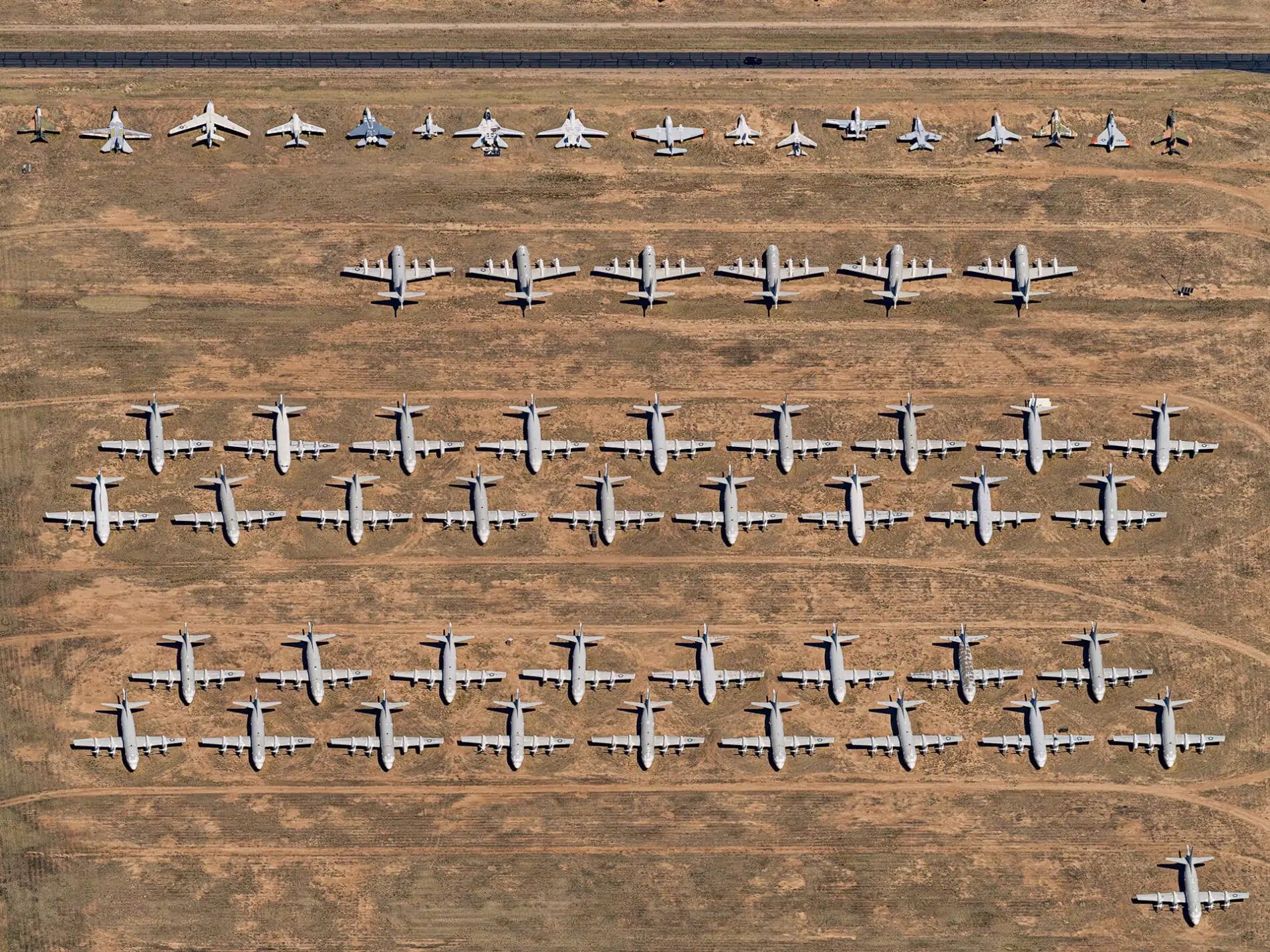 Bernhard Lang fotogfrafia aerea cementerio de aviones geometrico diseño