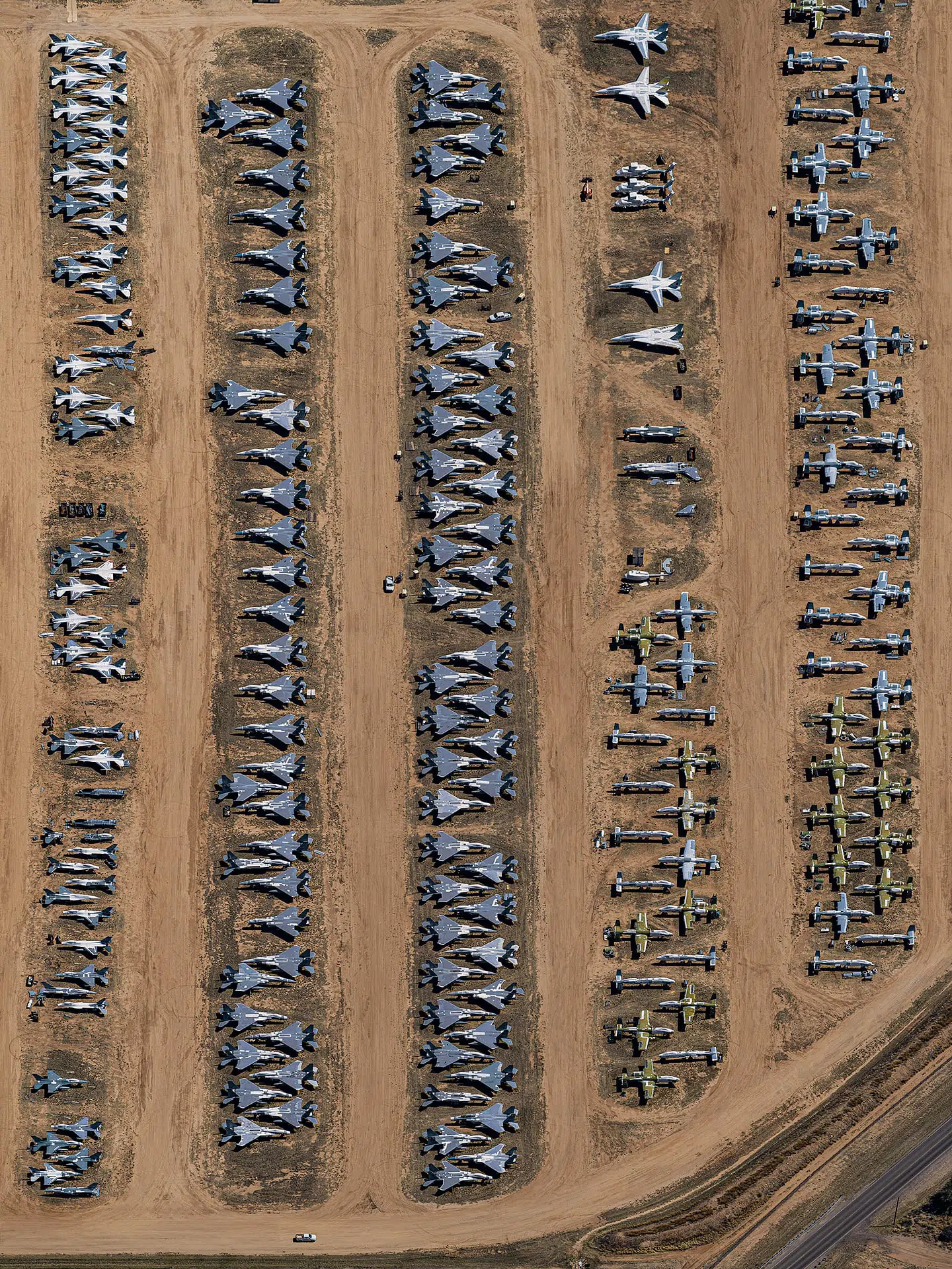 Bernhard Lang fotogfrafia aerea cementerio de aviones geometrico