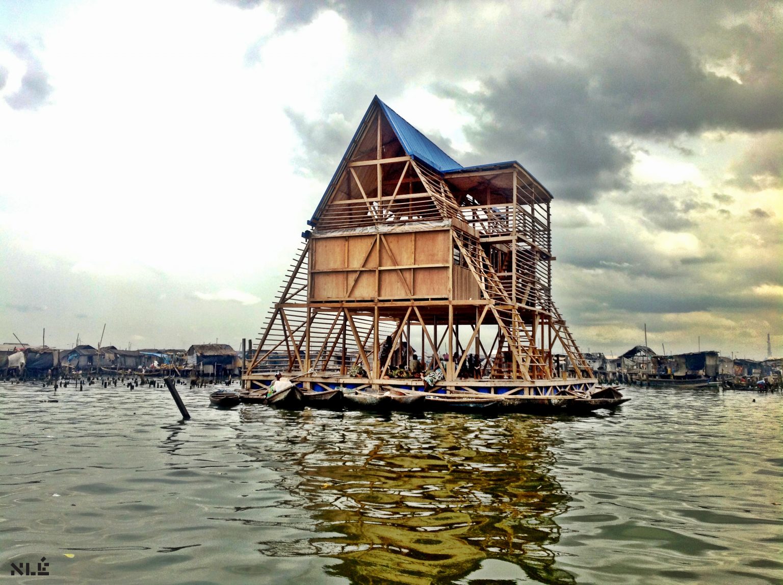 hdiseño arquitecura sostenible floating school