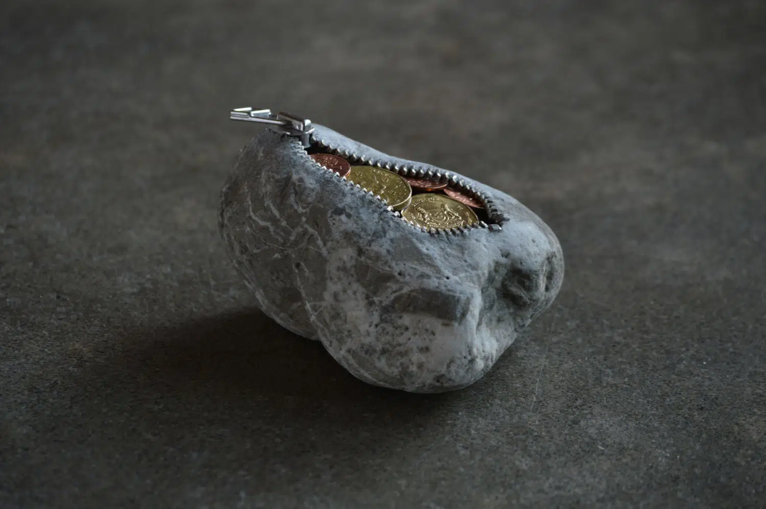 Hirotoshi Ito escultura de piedras monedero
