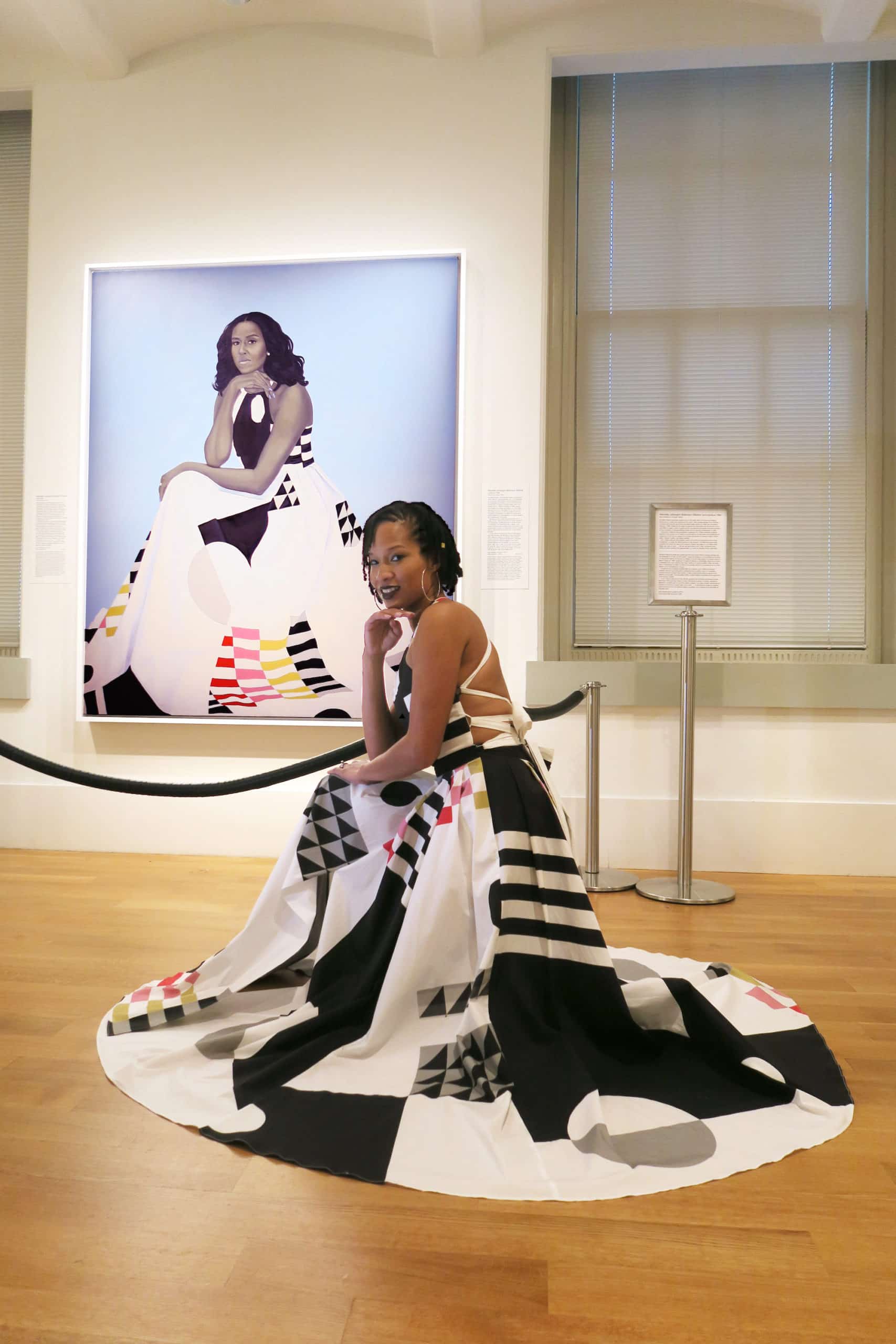 Vestido de Michelle Smith llevado por Dios es-Rivera frente a la obra First Lady Michelle Obama (2018) de Amy Sherald en la National Portrait Gallery. Imagen de Ariel Adkins