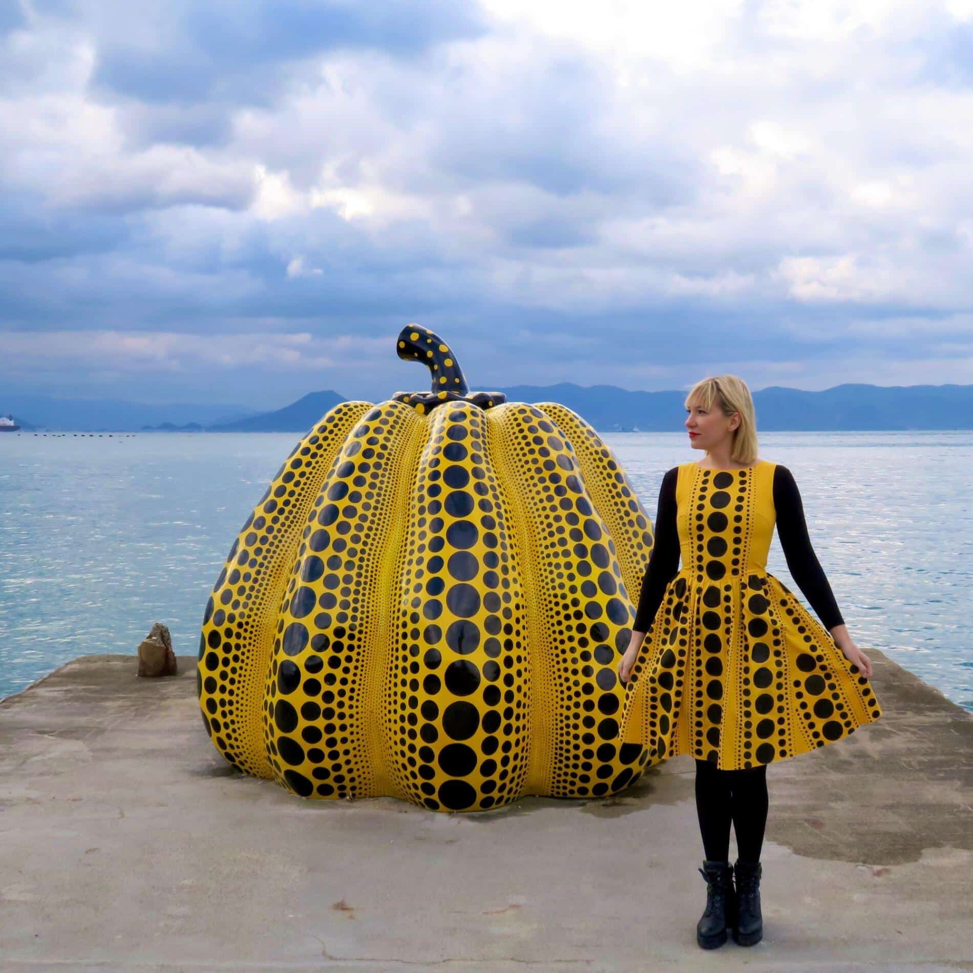 Vestido inspirado en Yayoi Kusama, Yellow Pumpkin (1994) en Benesse Art Site. Imagen de Meri Feir
