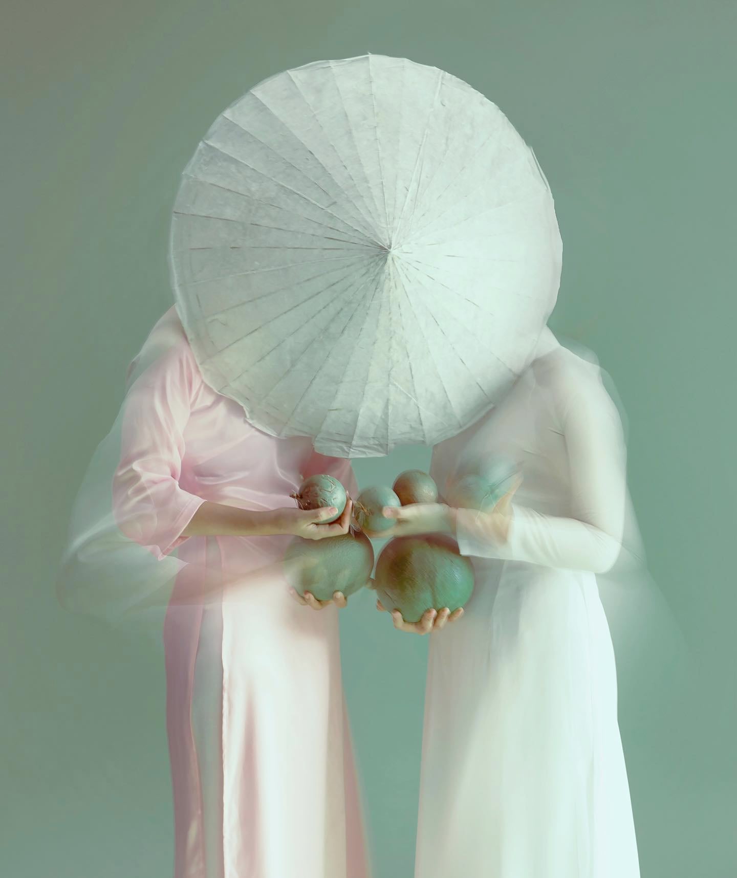 Chiron Duong fotografia de moda Ao Dai emotiva fantasmagorico verde