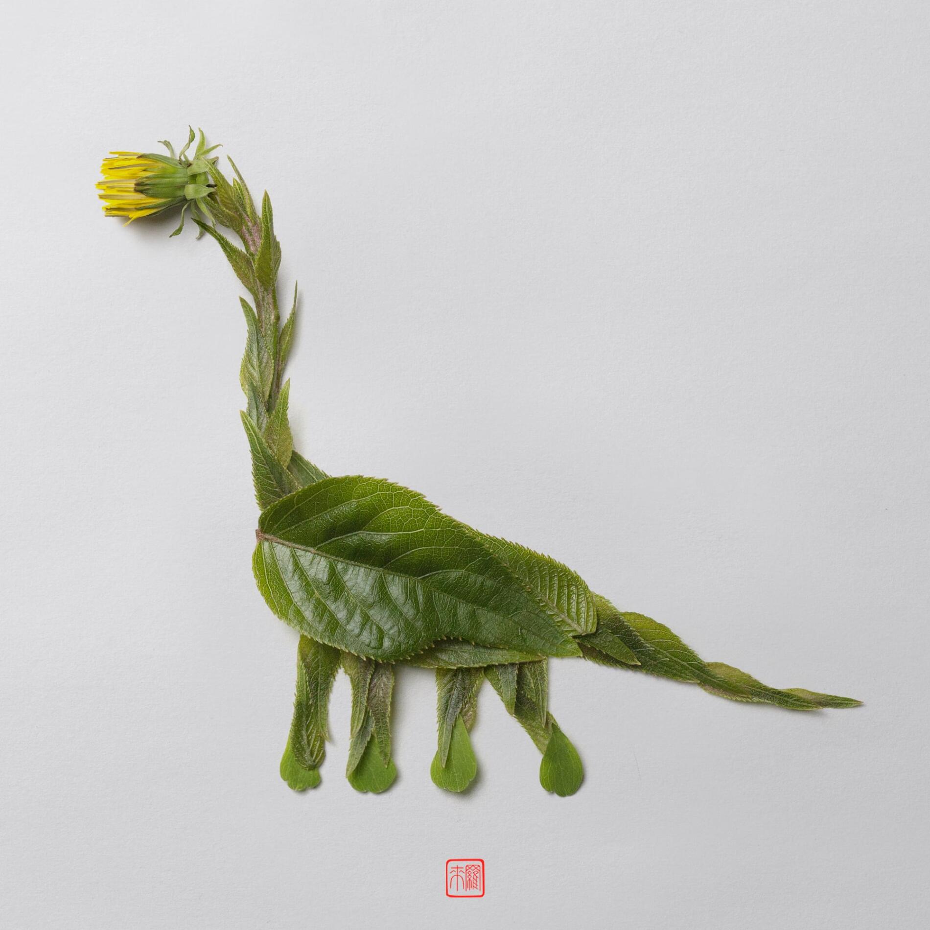Raku Inoue dinosaurio escultural con materiales organicos como hojas Brontosaurus