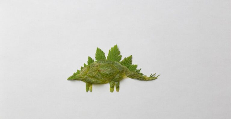 Raku Inoue dinosaurio escultural con materiales organicos como hojas Stegosaurus k