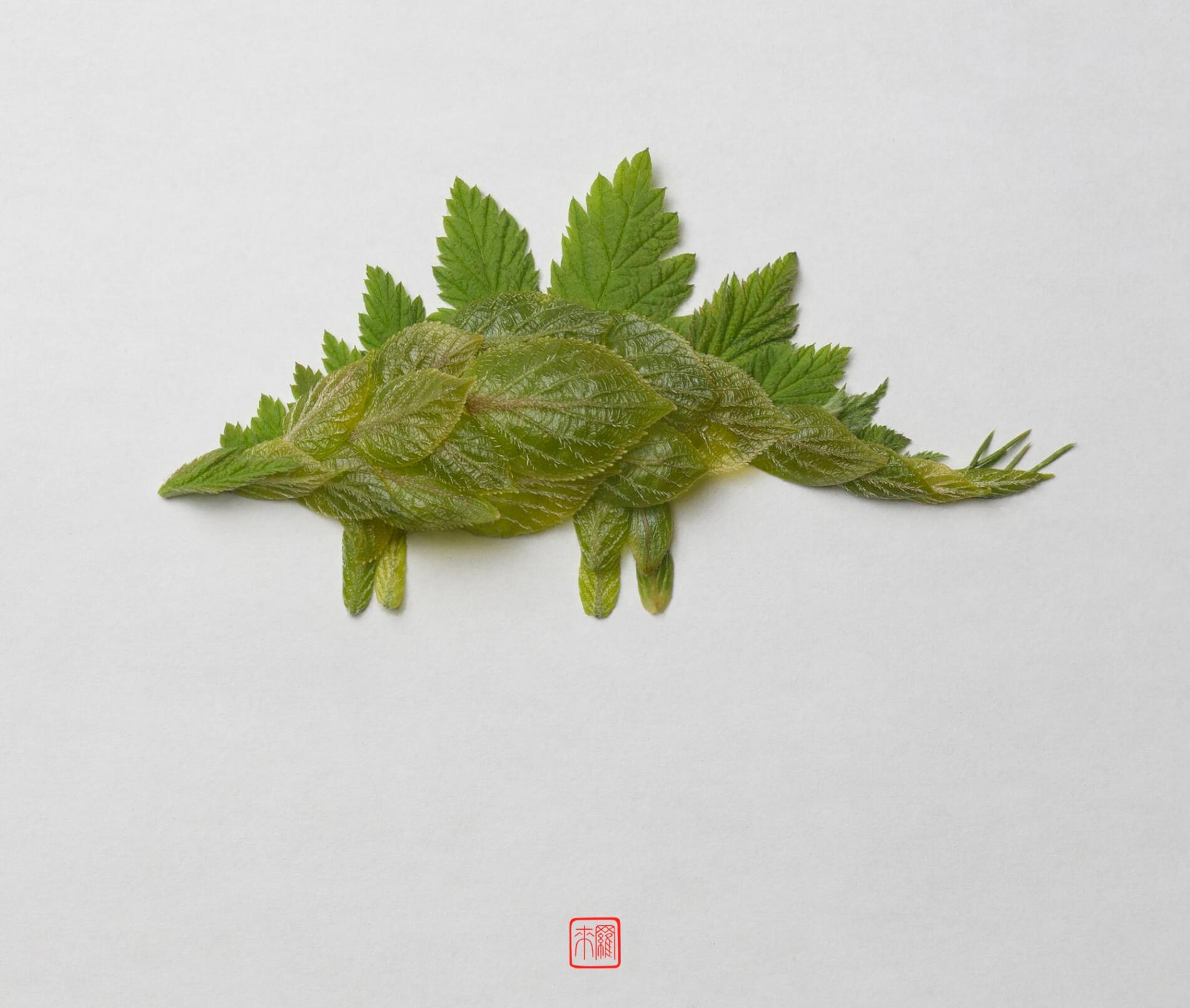 Raku Inoue dinosaurio escultural con materiales organicos como hojas Stegosaurus