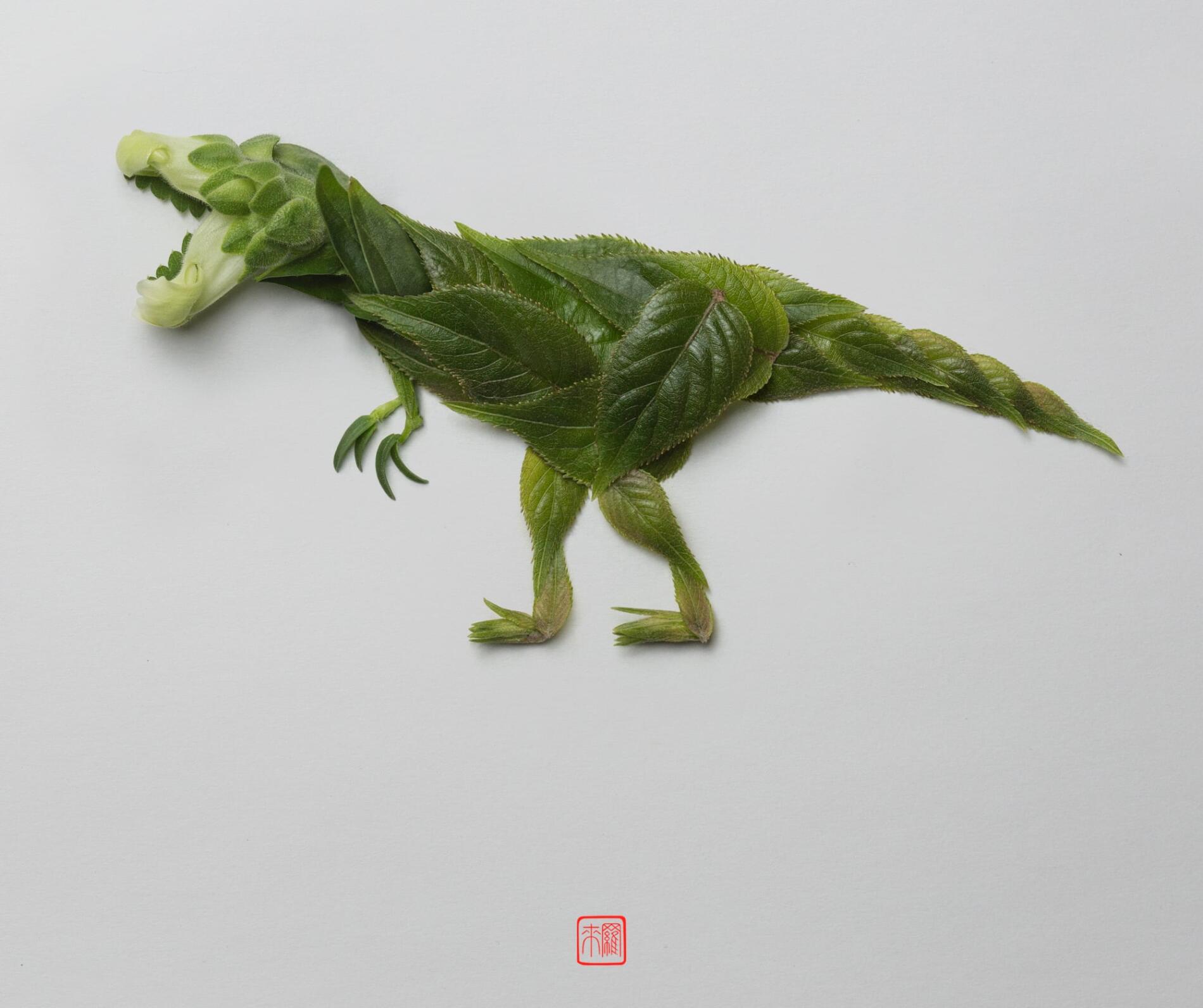 Raku Inoue dinosaurio escultural con materiales organicos como hojas T-Rex