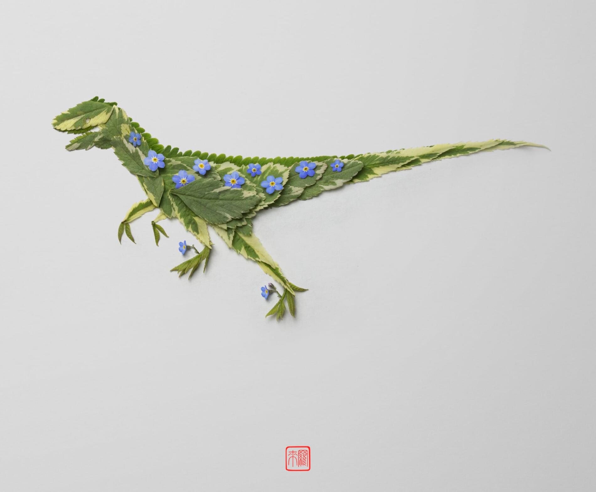 Raku Inoue dinosaurio escultural con materiales organicos como hojas Velociraptor