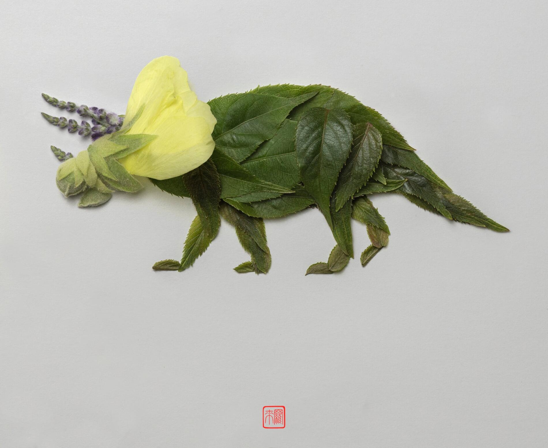Raku Inoue dinosaurio escultural con materiales organicos como hojas triceratops