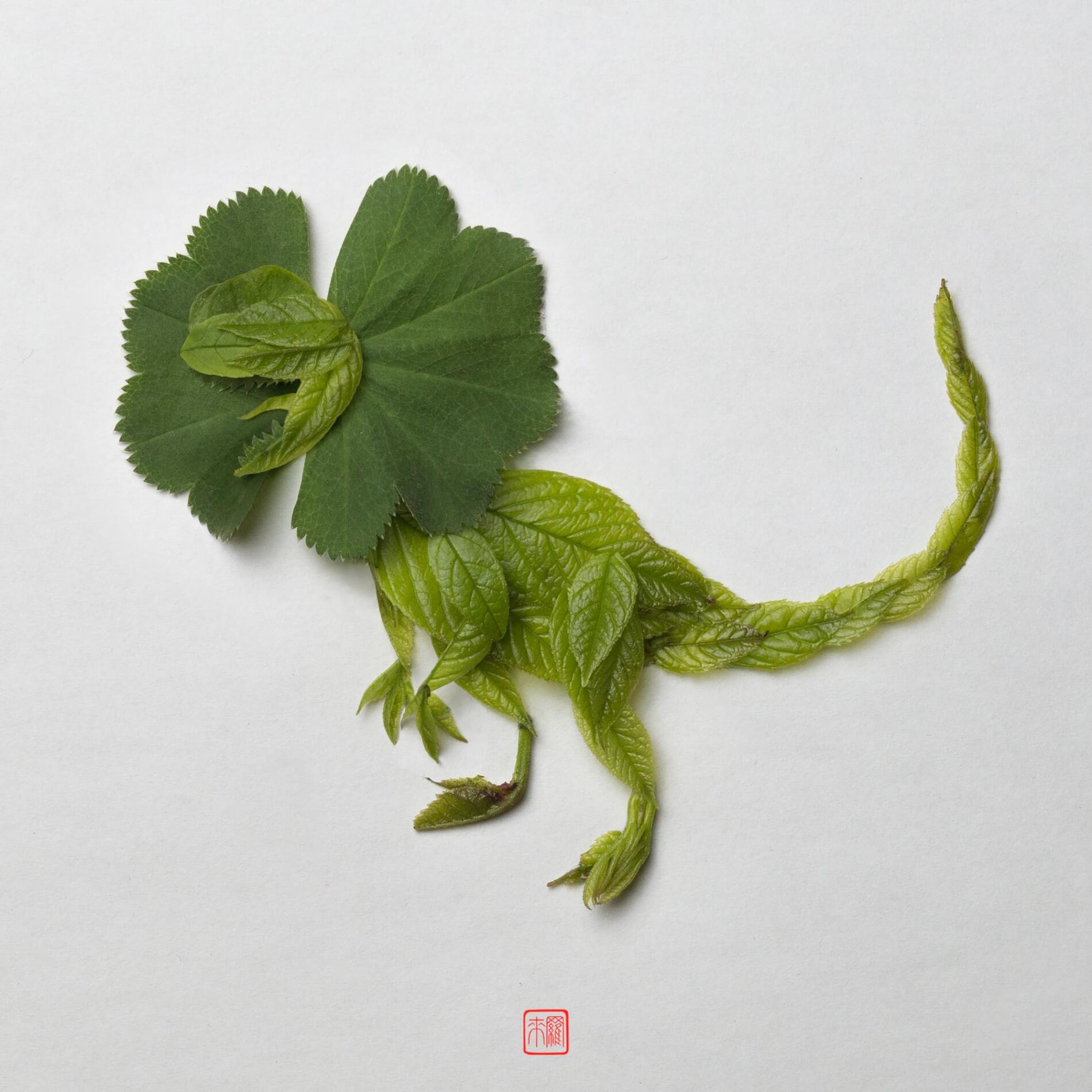 Raku Inoue dinosaurio escultural con materiales organicos como hojas