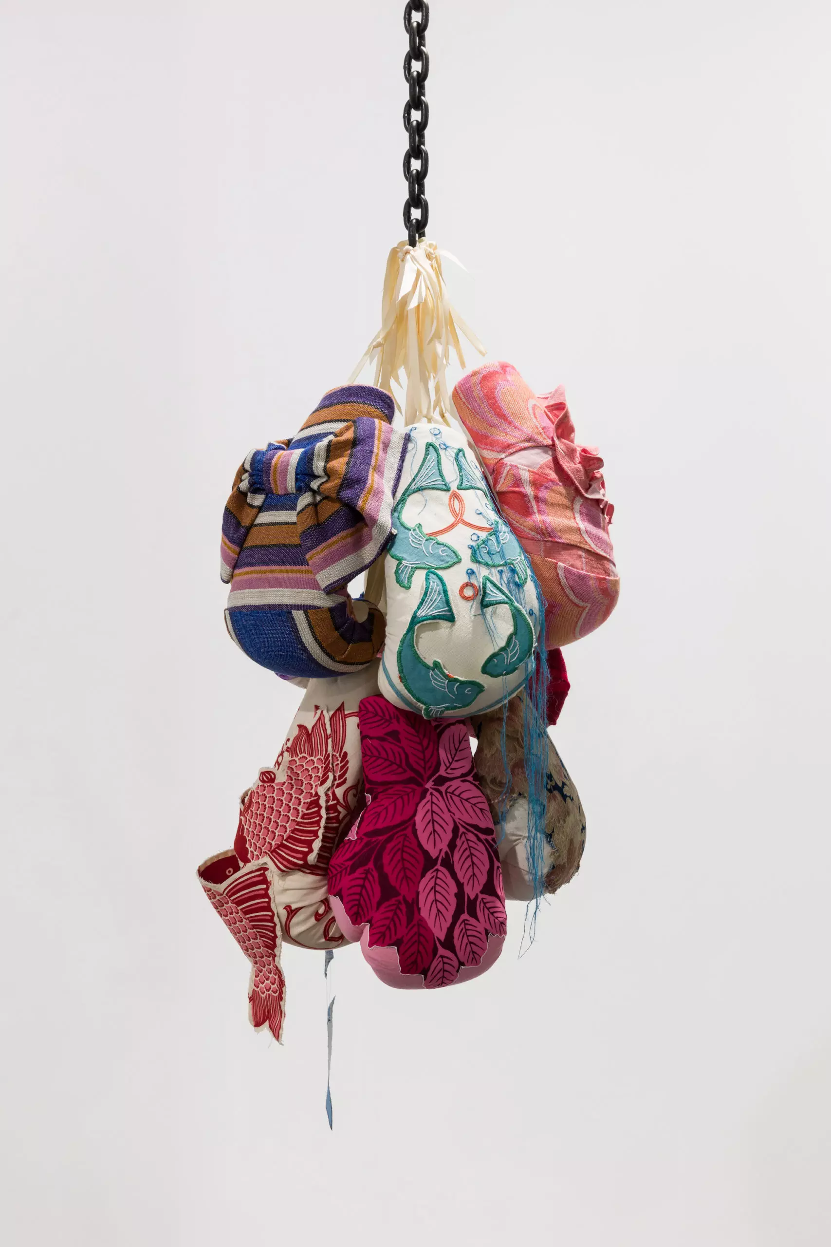 Zoe Buckman obra textil guantes de boxeo colores