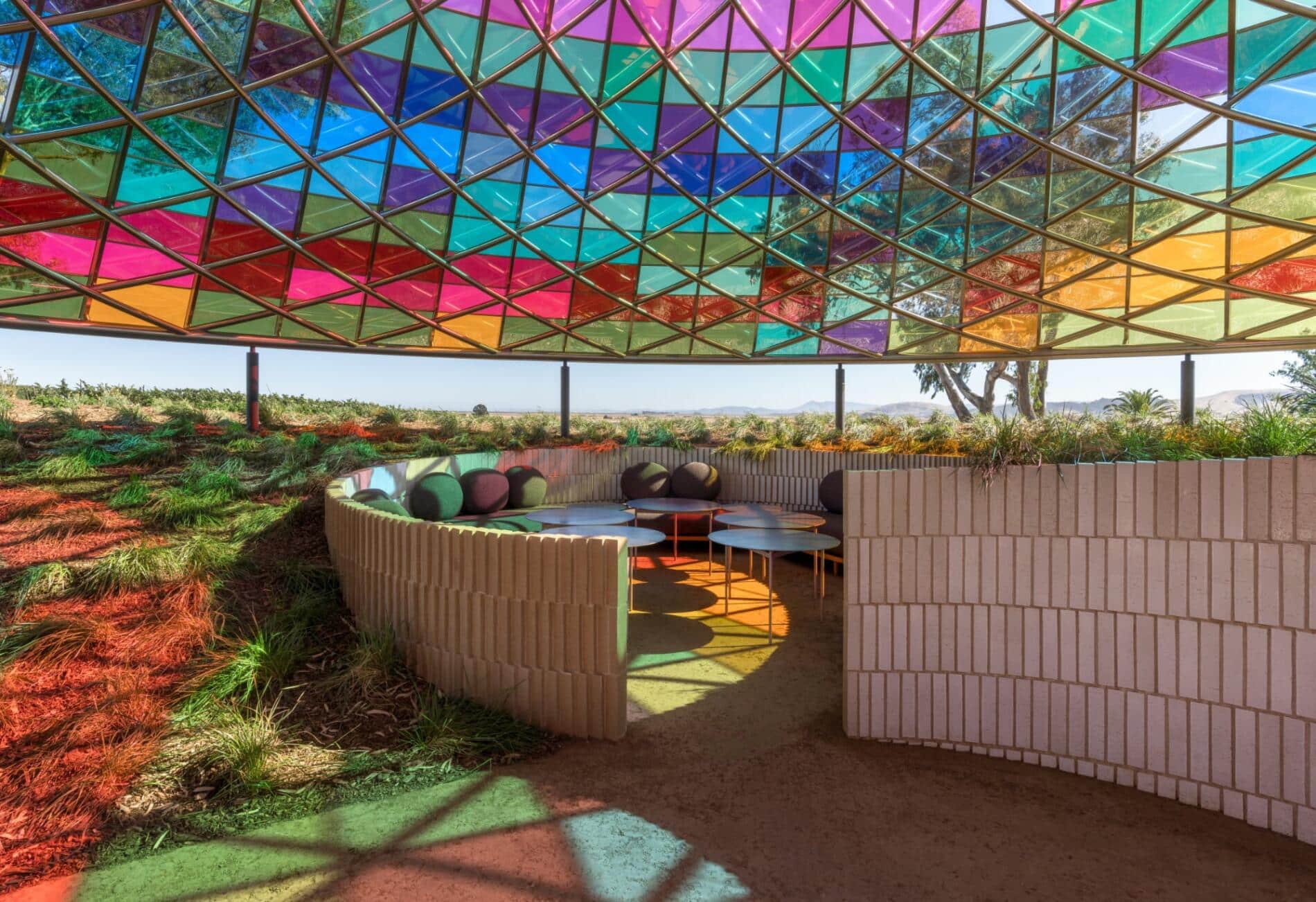 Vertical Panorama Pavilion escultura paneles de colores de vidrio chill out