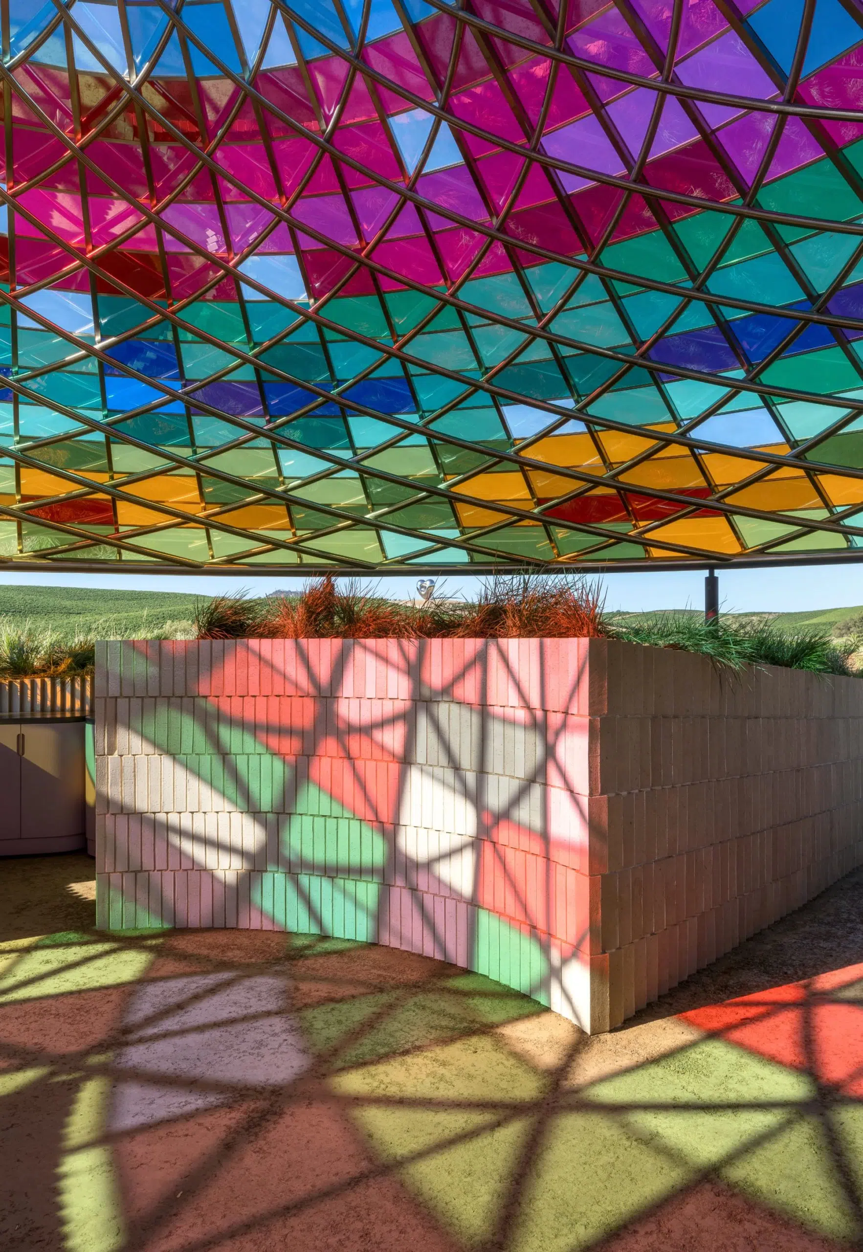 Vertical Panorama Pavilion escultura paneles de colores de vidrio