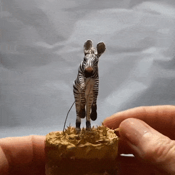 Esculturas cintéticas hechas de papel maché