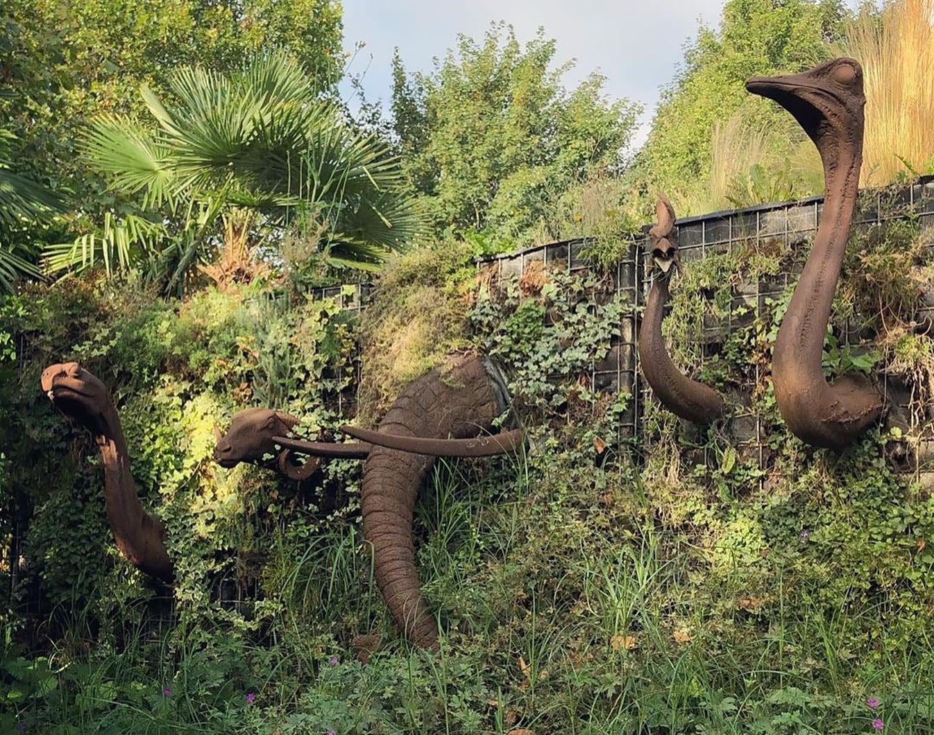 Quentin Garel escultura inmensa de animales elefante vegetales